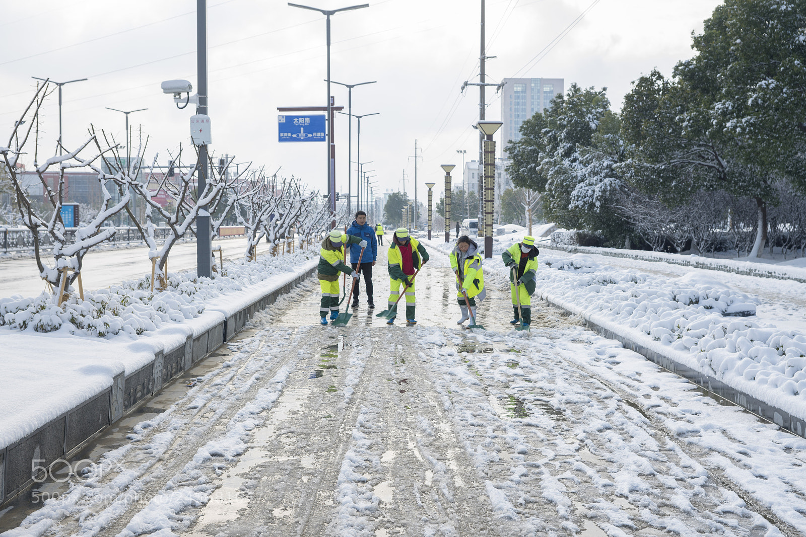 Sony a99 II sample photo. 清扫积雪的环卫工人 photography