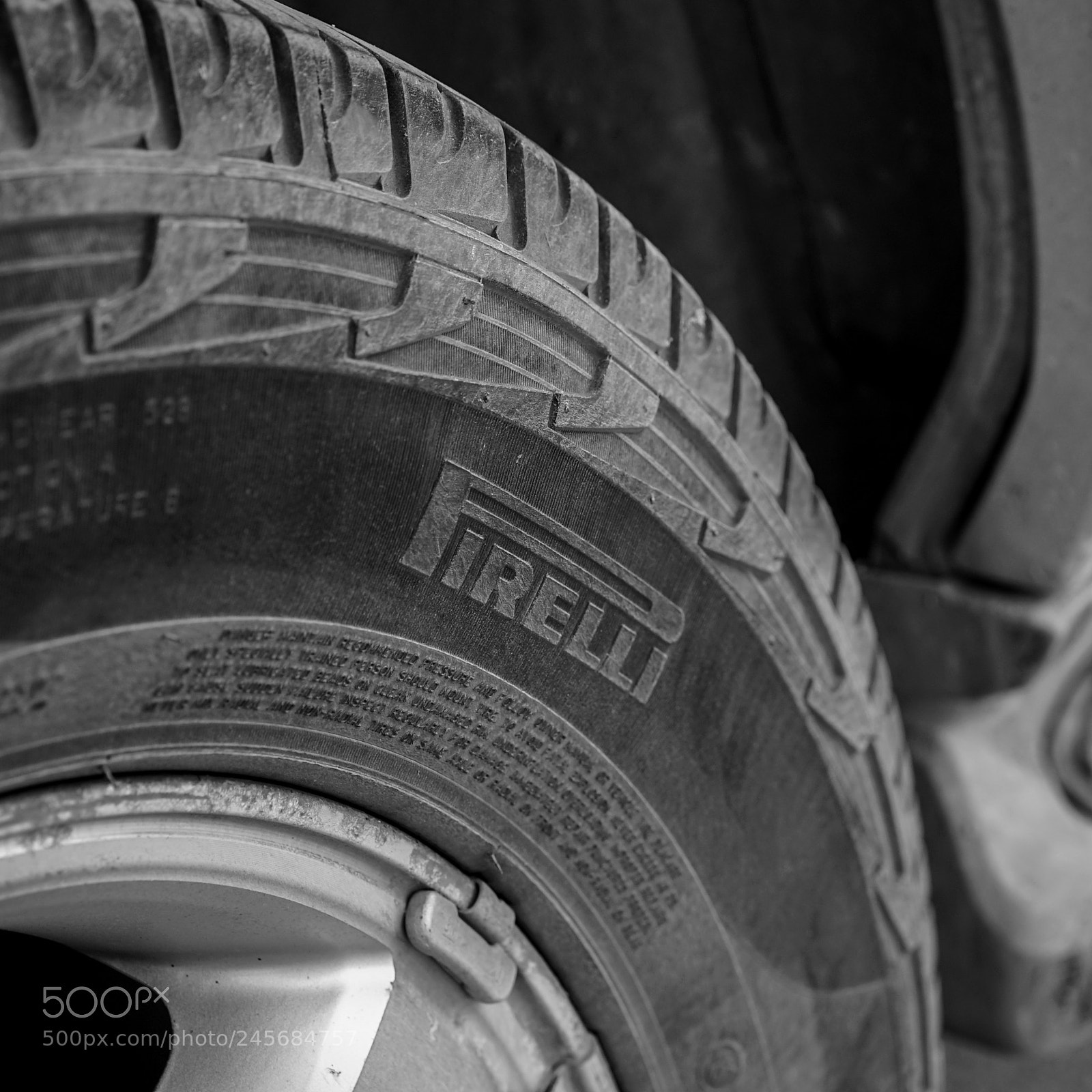 Sony a7 II sample photo. Pirelli tires 倍耐力轮胎 photography
