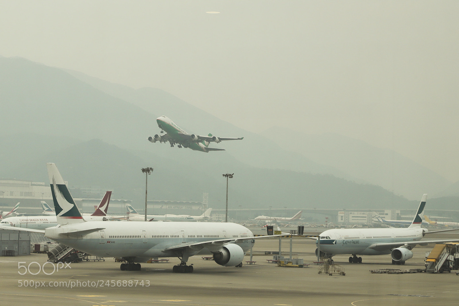 Canon EOS 6D Mark II sample photo. Boeing 744 volar sobre photography