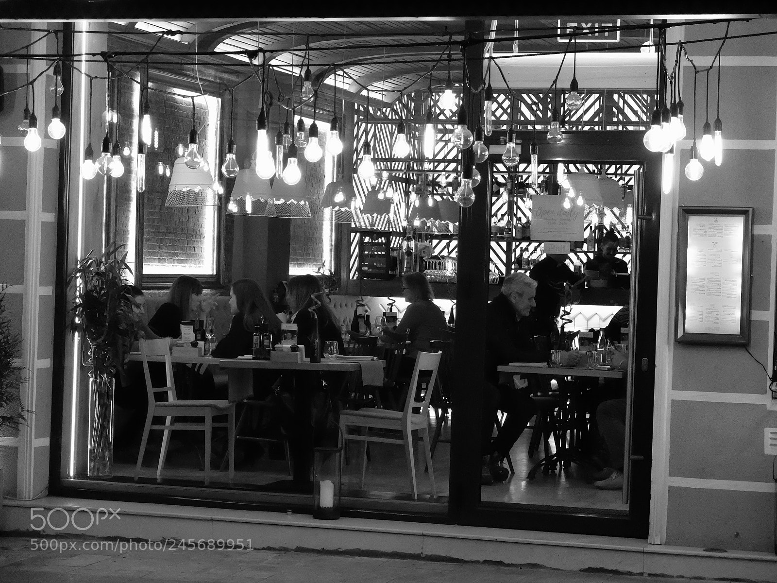 Fujifilm X30 sample photo. Life on display photography