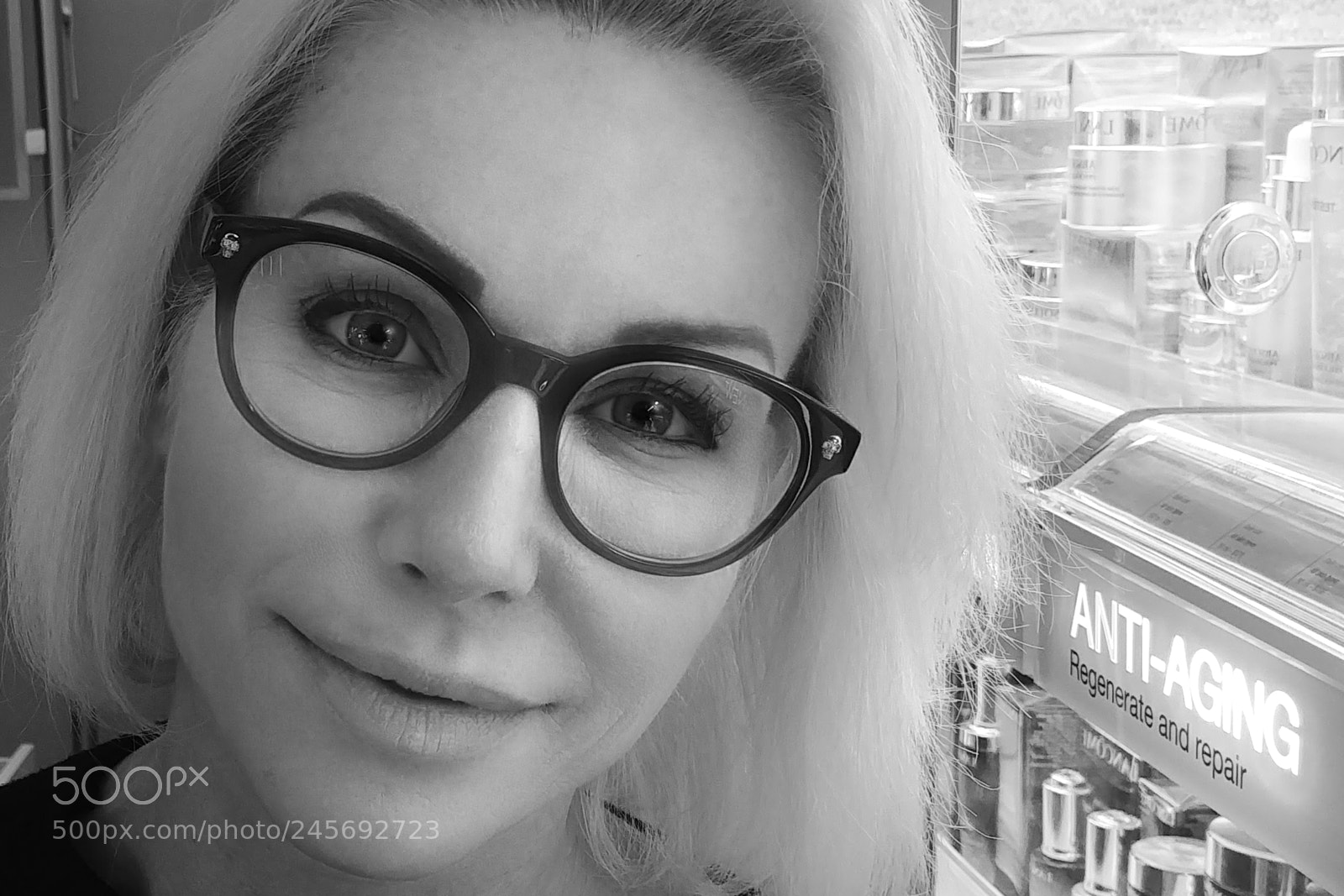LG G6 sample photo. Cosmetics woman b+w photography