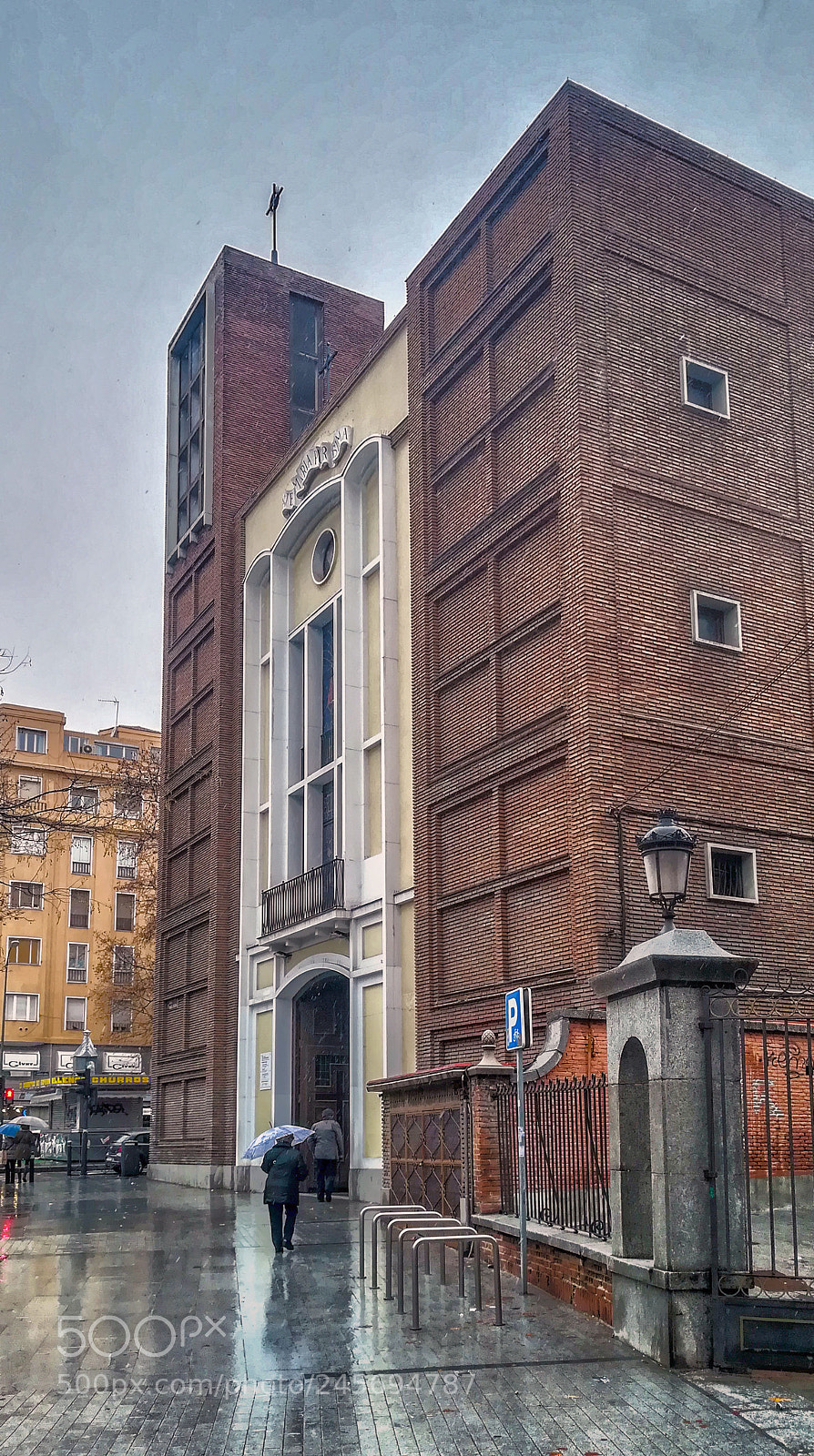 HUAWEI PRA-LX1 sample photo. Llueve en plaza manuel photography