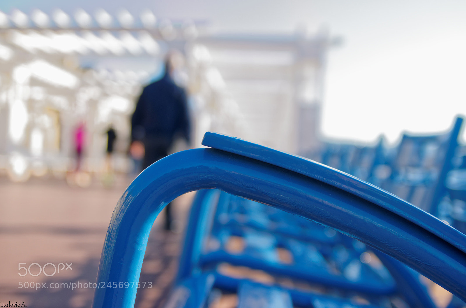 Sony Alpha DSLR-A700 sample photo. Chaises bleues sur la photography