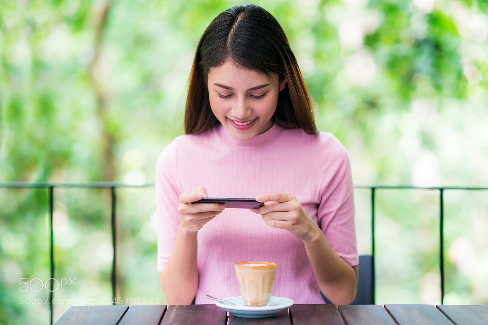 Sony a7R II sample photo. Asian lady use smartphone photography