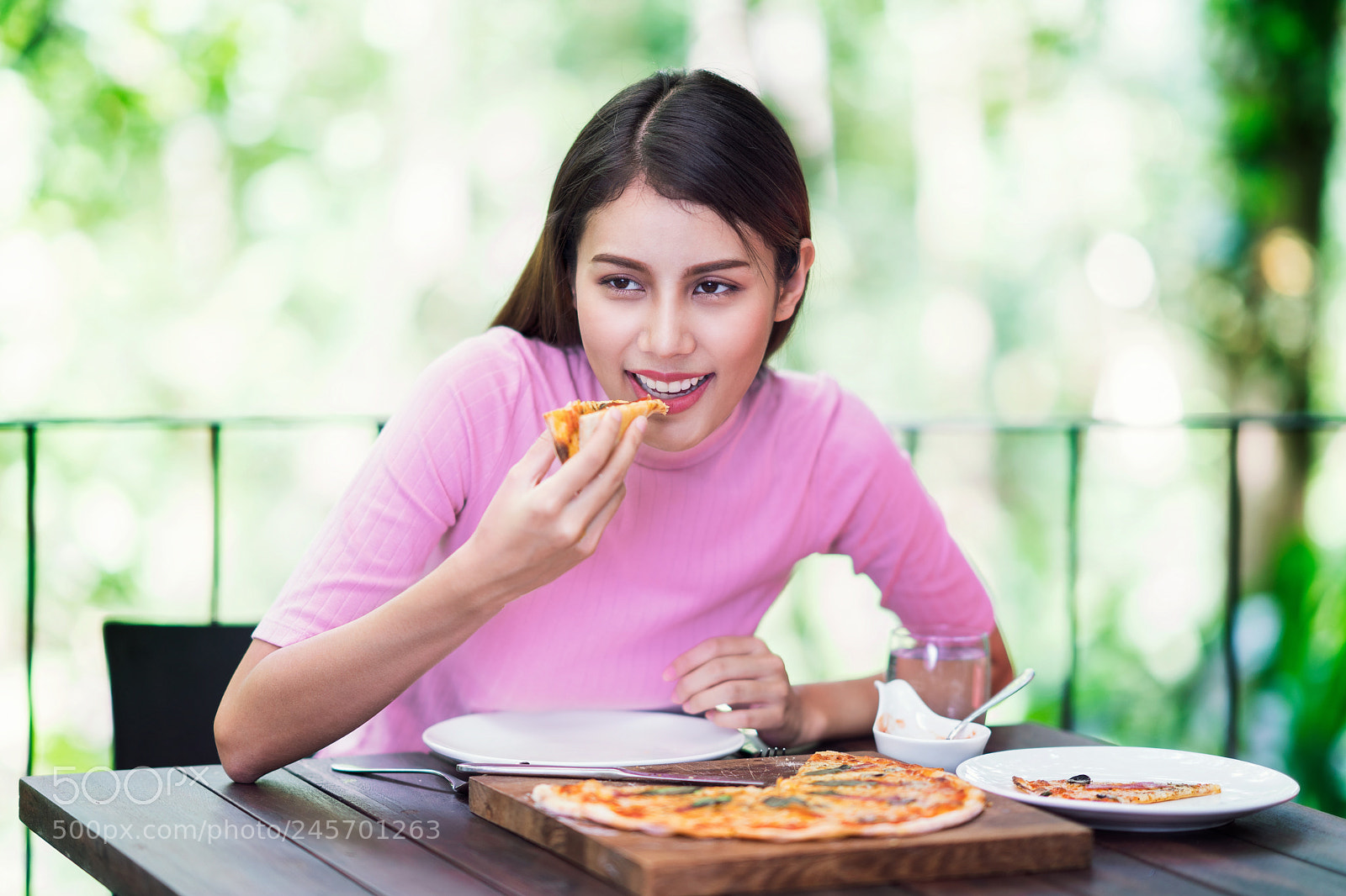 Sony a7R II sample photo. Asian lady eating pizza photography