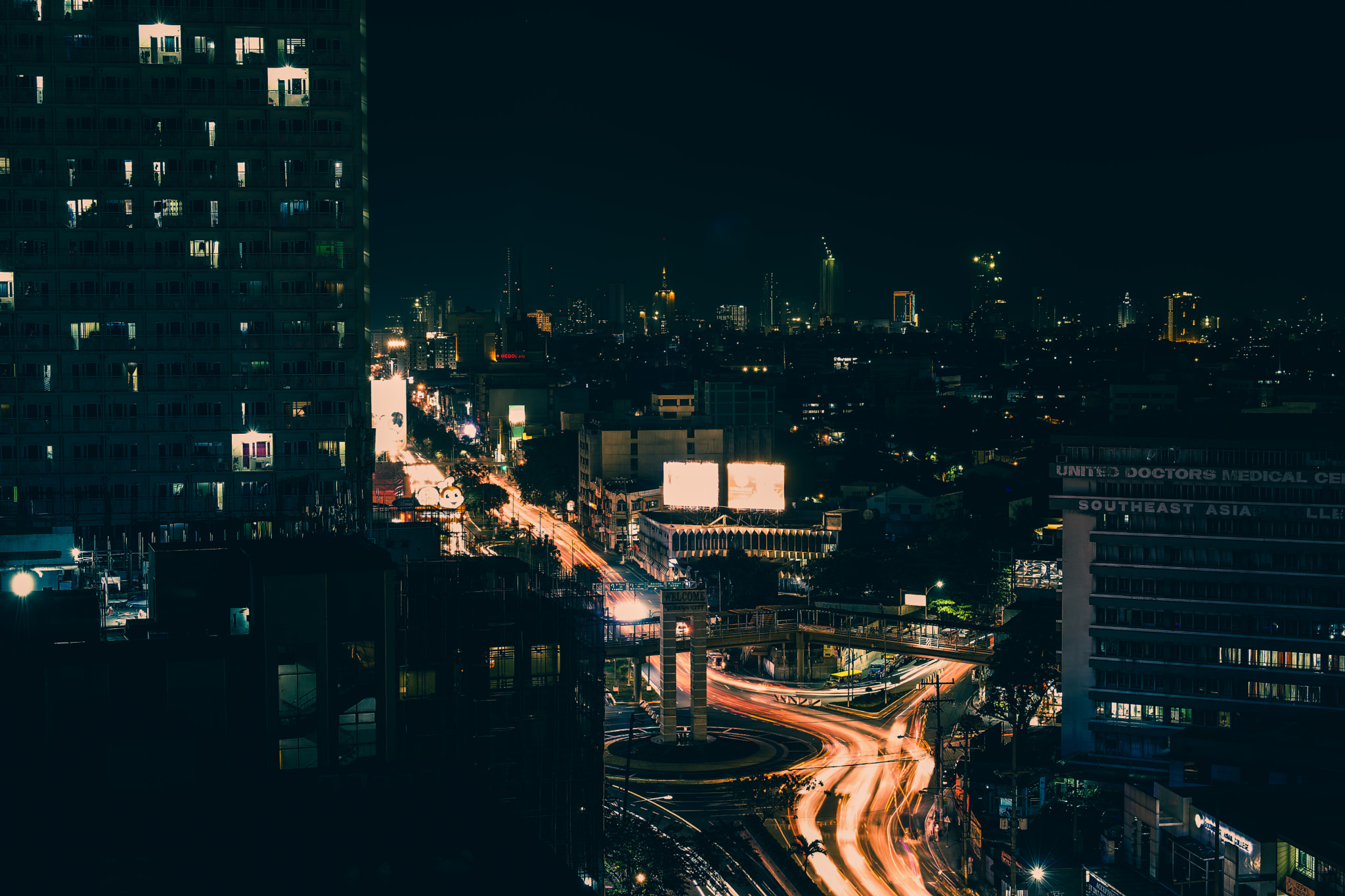 Nikon D5300 + Nikon AF-S DX Nikkor 35mm F1.8G sample photo. One night in manila photography