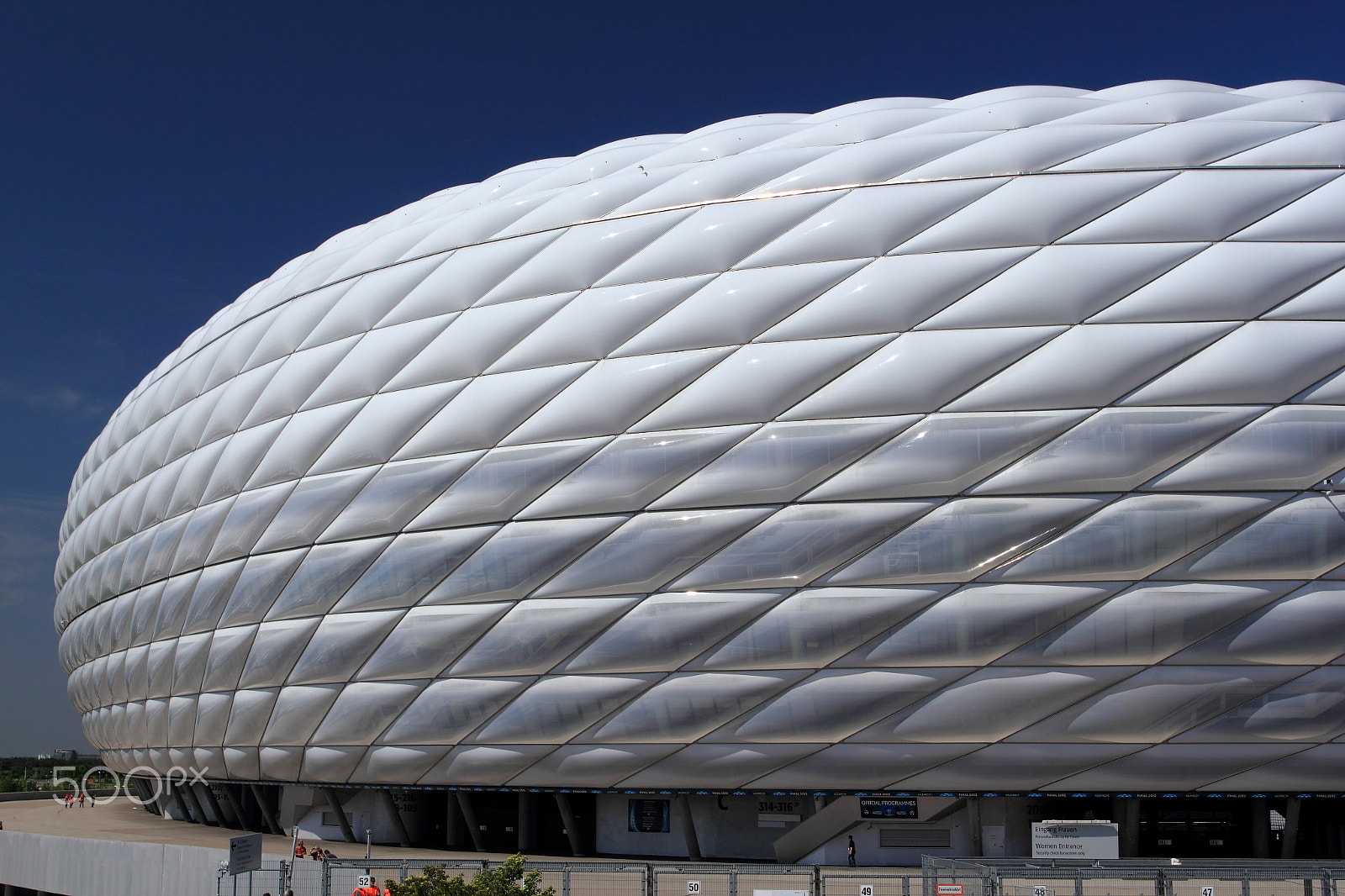 Canon EOS 550D (EOS Rebel T2i / EOS Kiss X4) + Canon EF 17-40mm F4L USM sample photo. Allianz arena photography