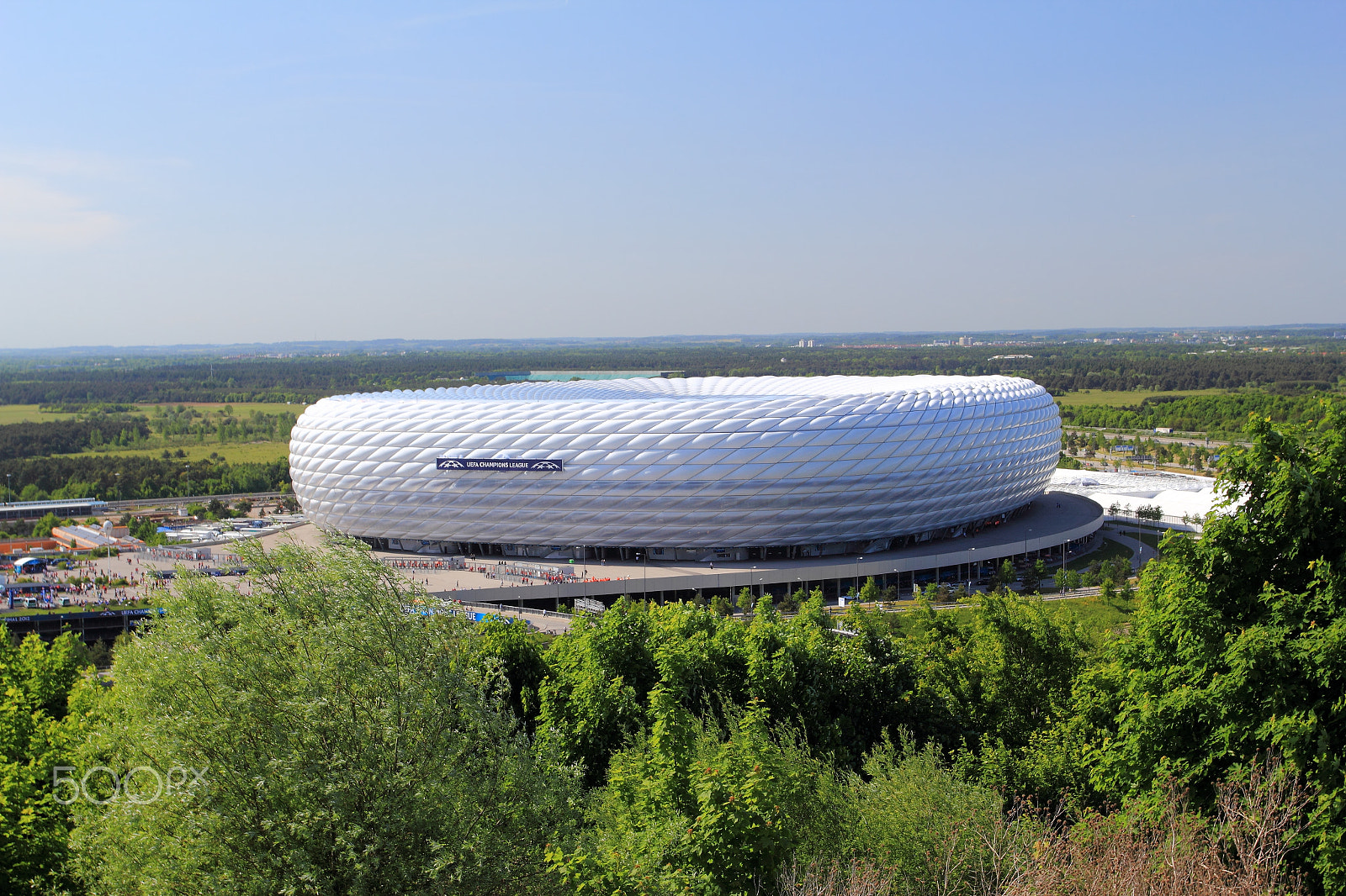 Canon EOS 550D (EOS Rebel T2i / EOS Kiss X4) + Canon EF 17-40mm F4L USM sample photo. Allianz arena photography