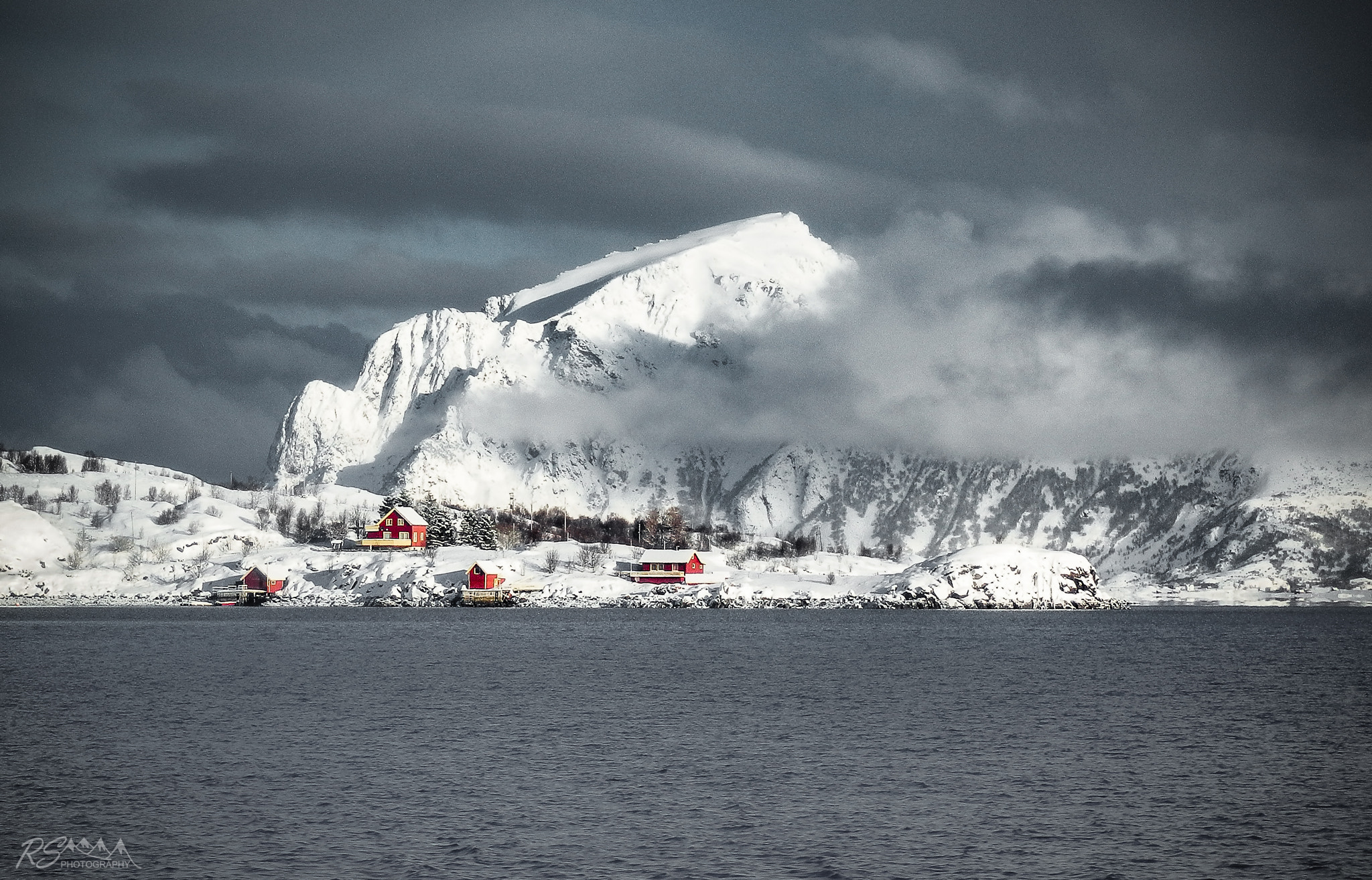 Olympus SZ-30MR sample photo. Lonely red houses! photography