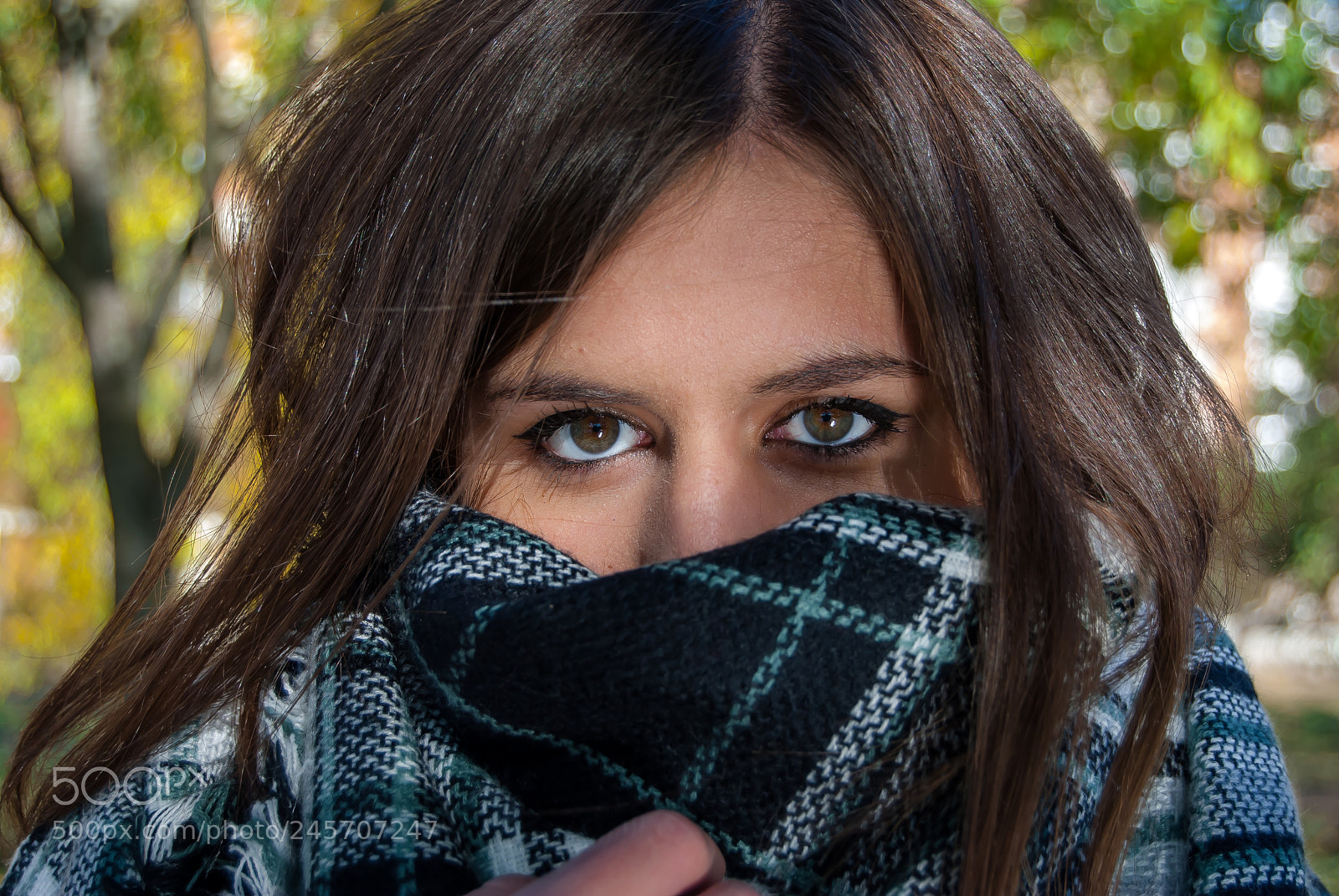 Nikon D60 sample photo. Mirada con bufanda photography