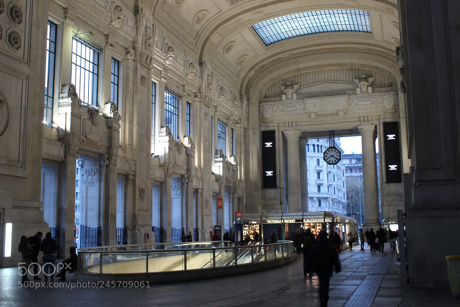 Canon EOS 1300D (EOS Rebel T6 / EOS Kiss X80) sample photo. Railway station in milan photography