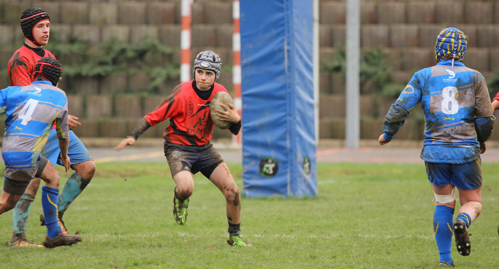 Canon EOS 550D (EOS Rebel T2i / EOS Kiss X4) + Sigma 150-600mm F5-6.3 DG OS HSM | S sample photo. Rugby player photography