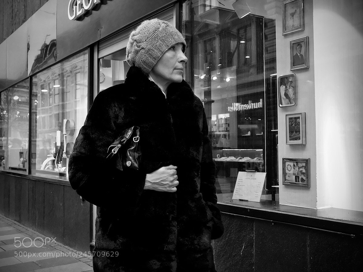 Fujifilm X-Pro2 sample photo. Knitted hat lady photography