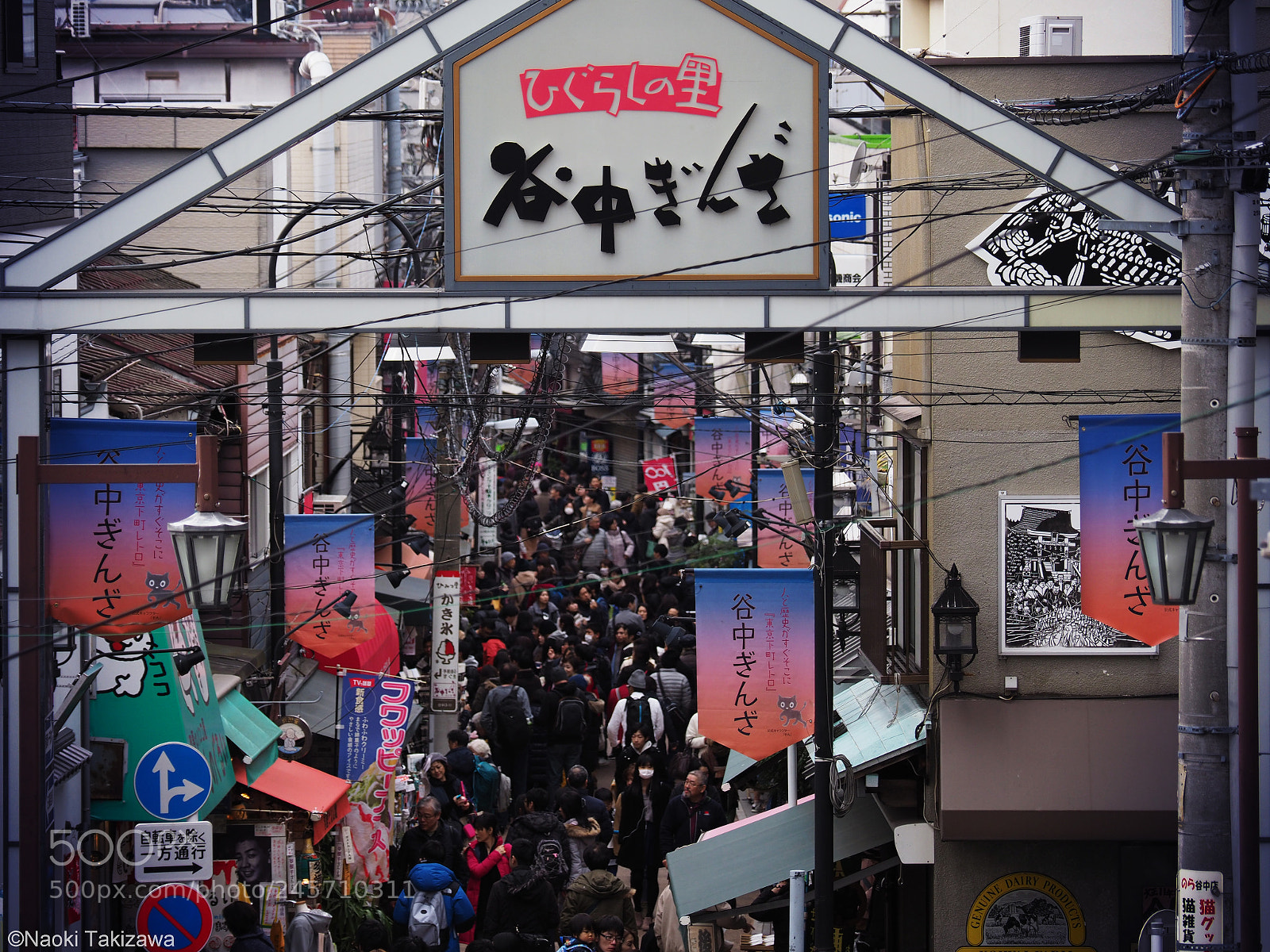 Olympus OM-D E-M1 Mark II sample photo. 路地に集まる人々 photography