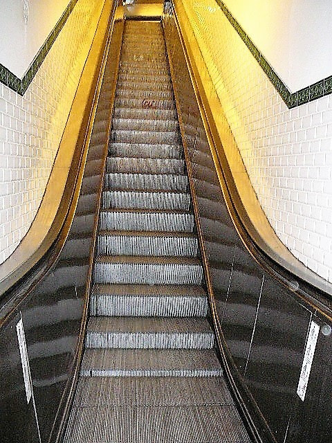 Panasonic DMC-TZ1 sample photo. " métro .........parisien.......... vide" photography