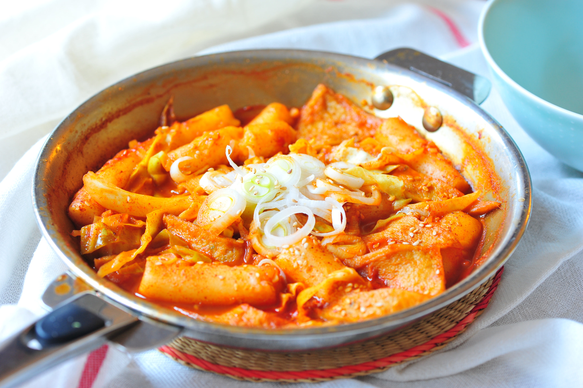 Nikon AF-S Micro-Nikkor 105mm F2.8G IF-ED VR sample photo. Tteokbokki, korean stir-fried rice cake photography
