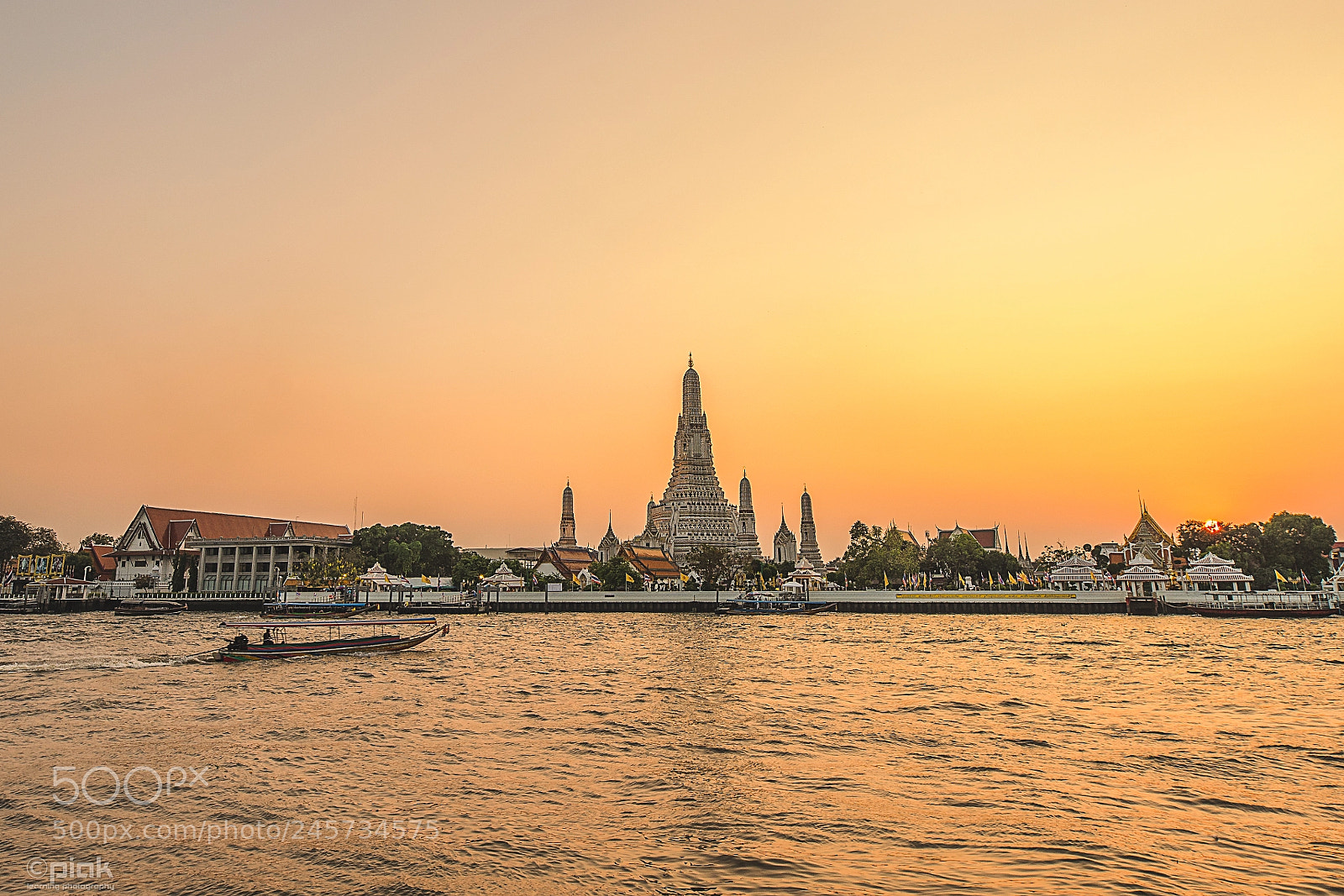 Sony a7R III sample photo. Golden hour at wat photography
