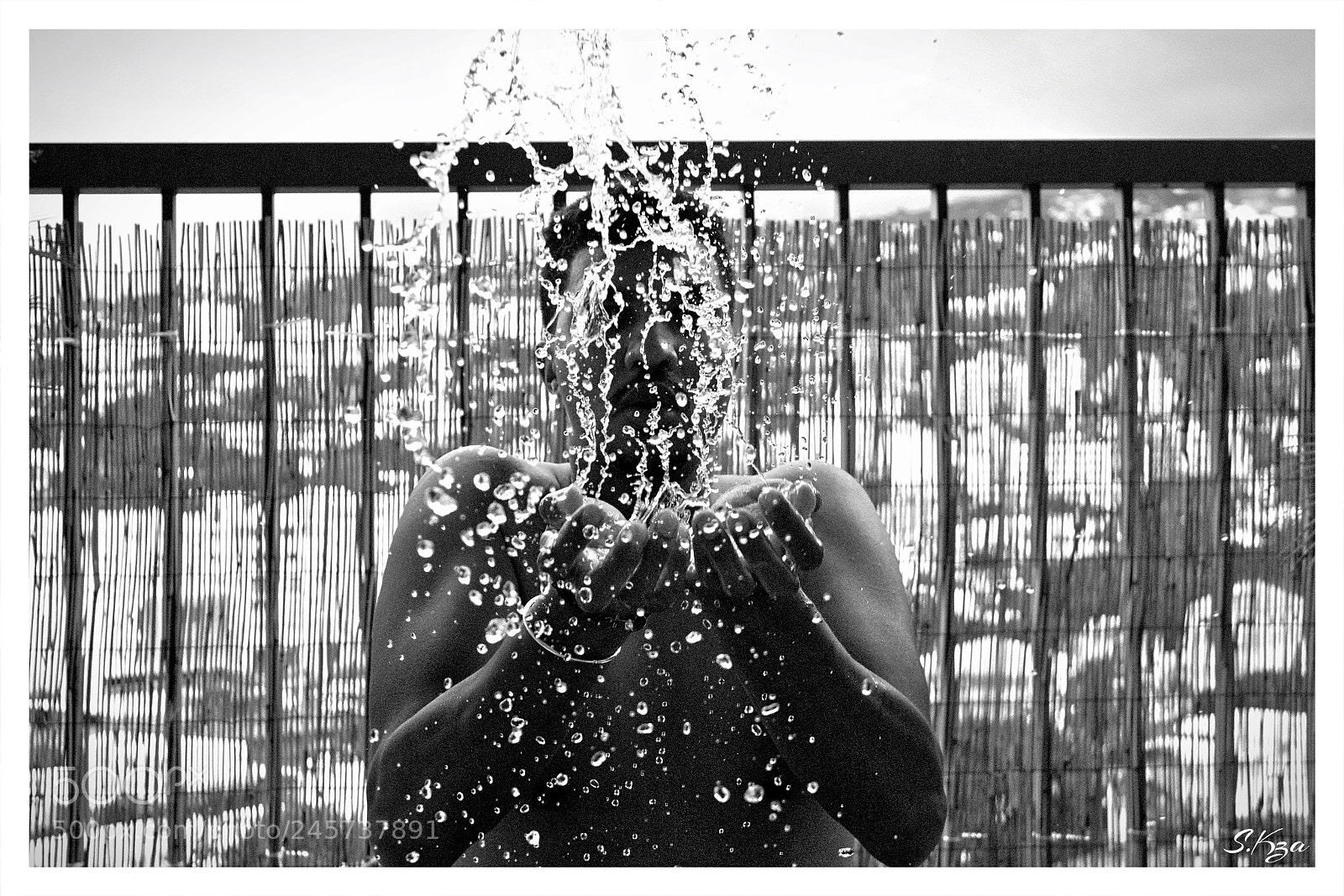 Canon EOS 600D (Rebel EOS T3i / EOS Kiss X5) sample photo. Man playing with water photography