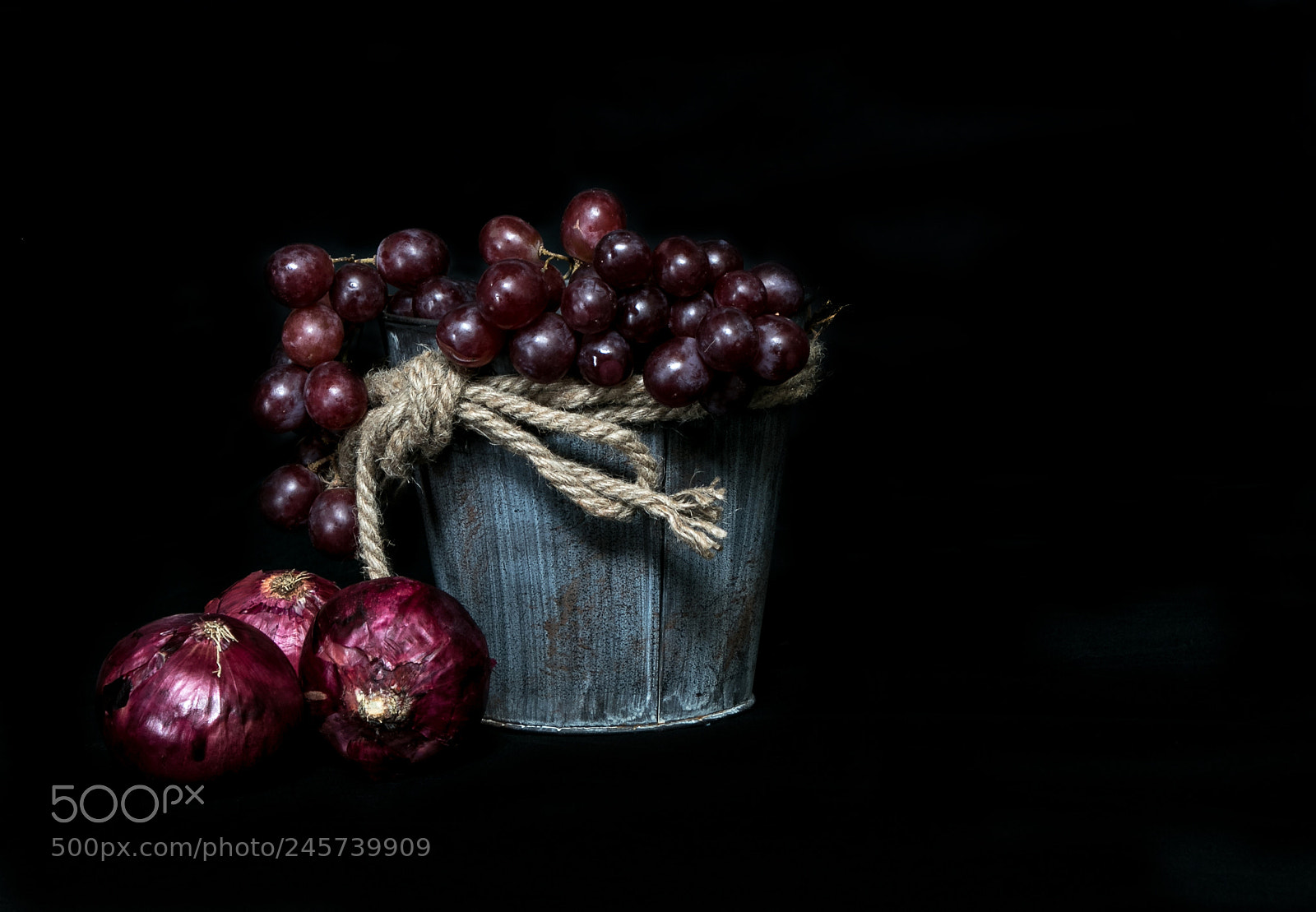Canon EOS 7D Mark II sample photo. Black and red still photography