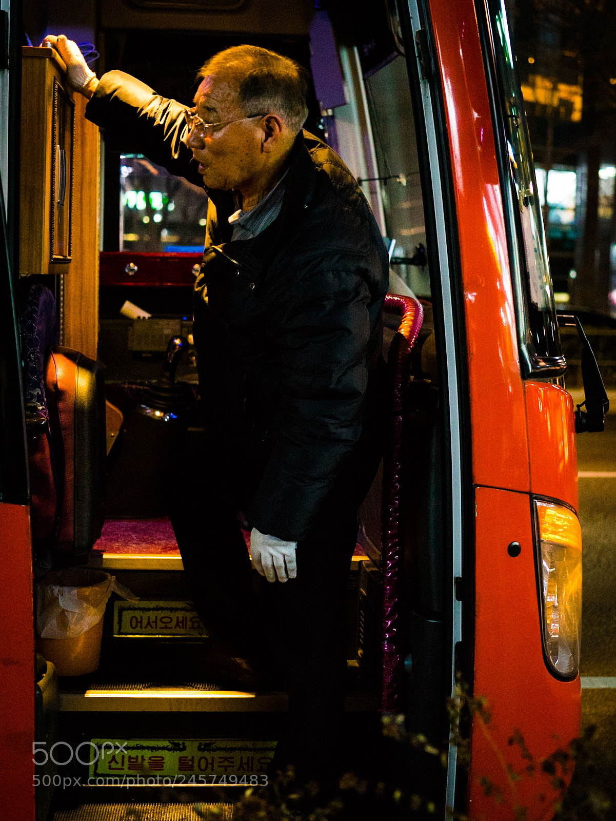 Sony a7 II sample photo. Checking the passenger. photography