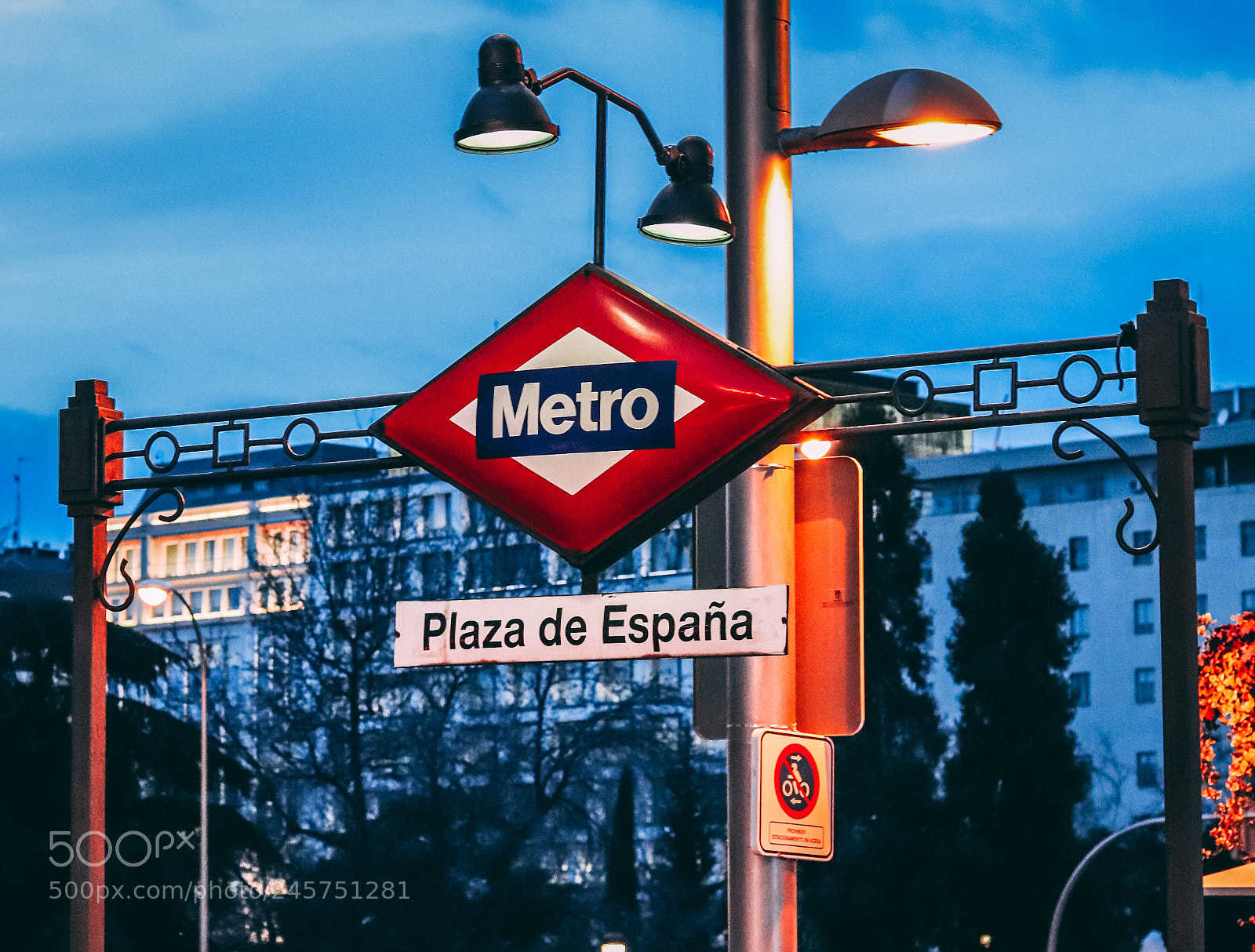 Canon EOS 77D (EOS 9000D / EOS 770D) sample photo. Plaza de espa a photography