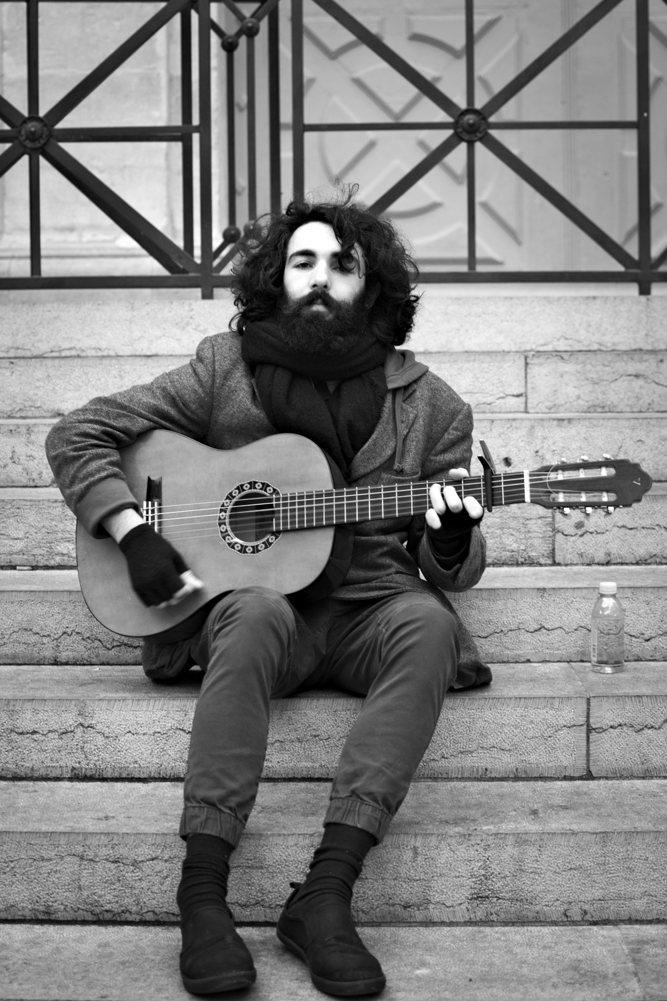 Nikon AF-S DX Nikkor 35mm F1.8G sample photo. Old city guitar player, lyon (france) photography