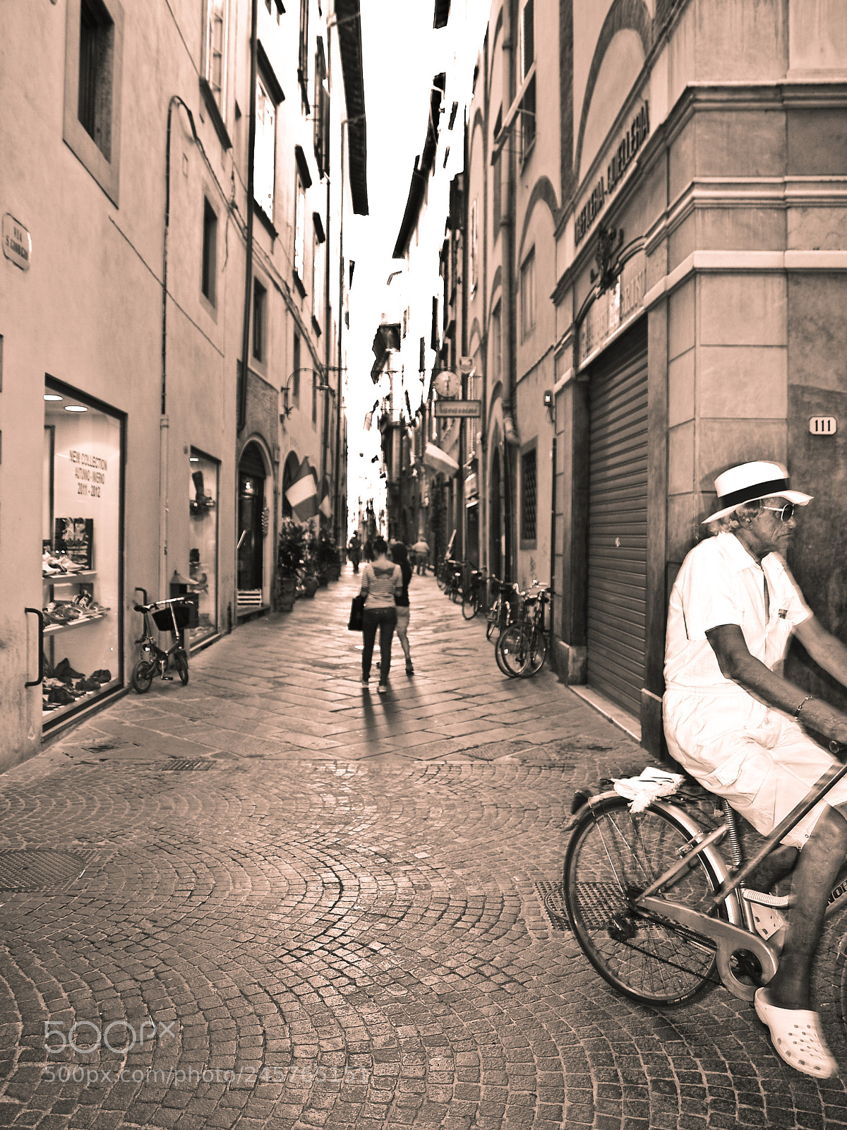 Olympus E-520 (EVOLT E-520) sample photo. Italian walk photography