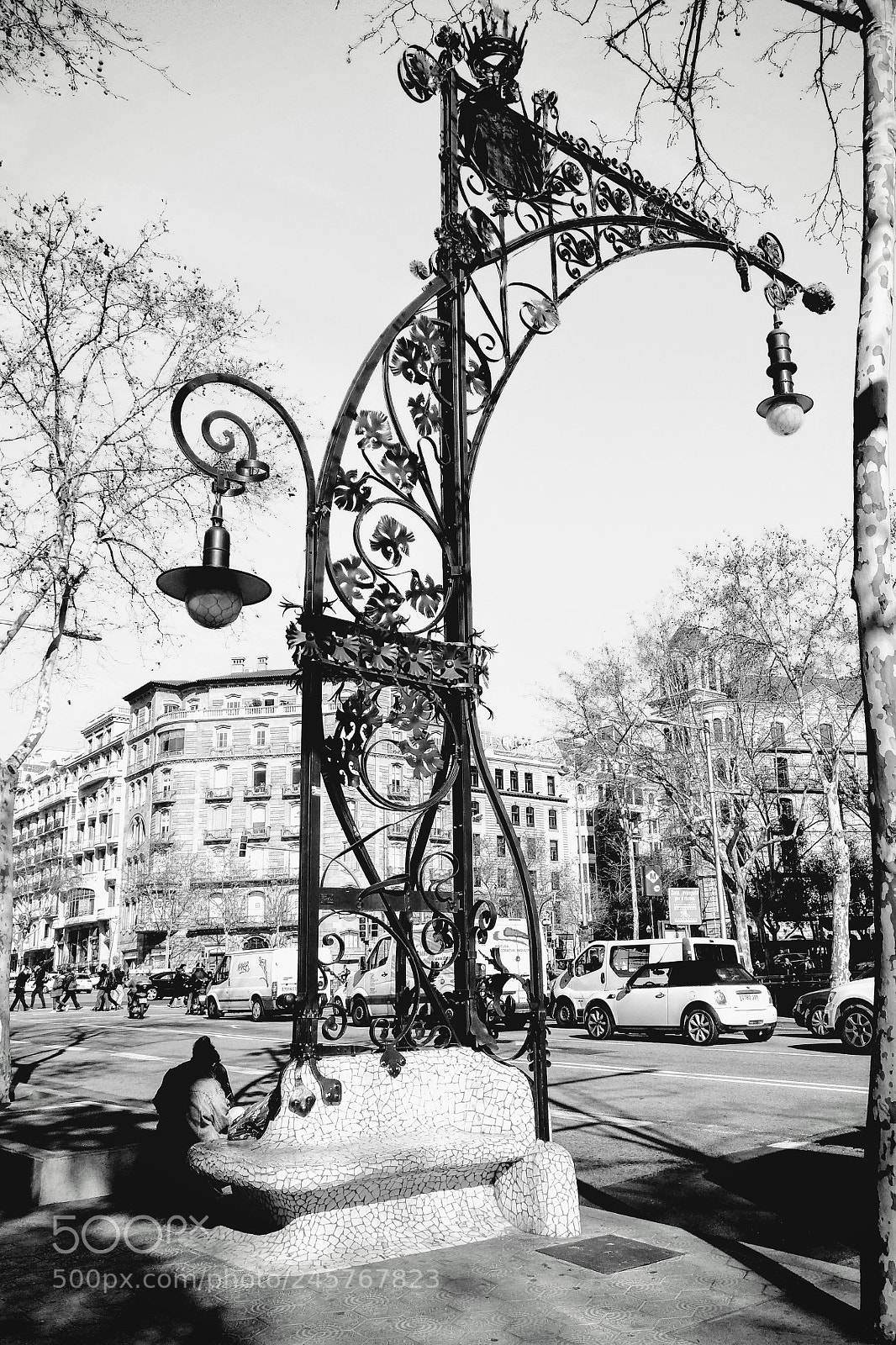 HUAWEI nova plus sample photo. M.g. lamppost of barcelona photography