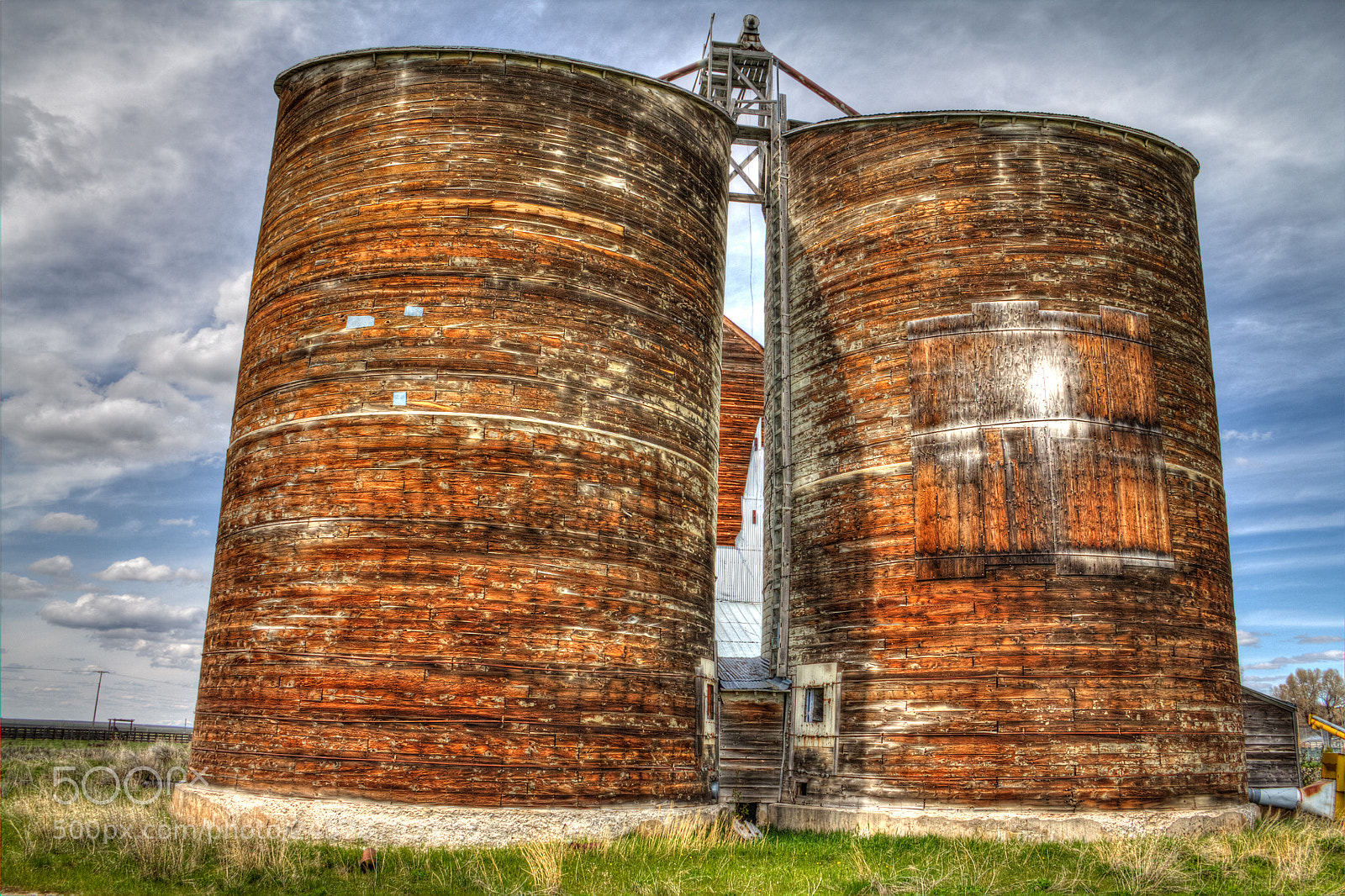 Canon EOS 60D sample photo. Round wooden grain towers photography