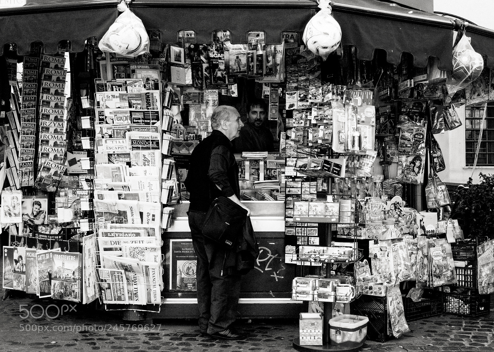 Sony a6500 sample photo. Newsstand, rome, italy photography