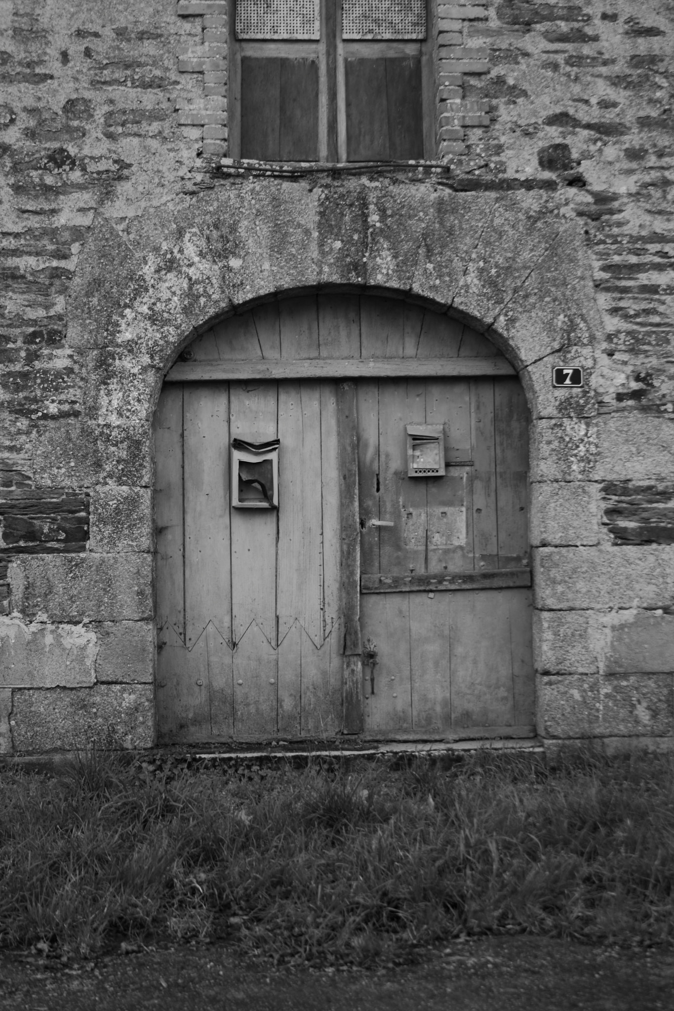 Canon EF-S 18-55mm F3.5-5.6 II sample photo. An old wooden door photography