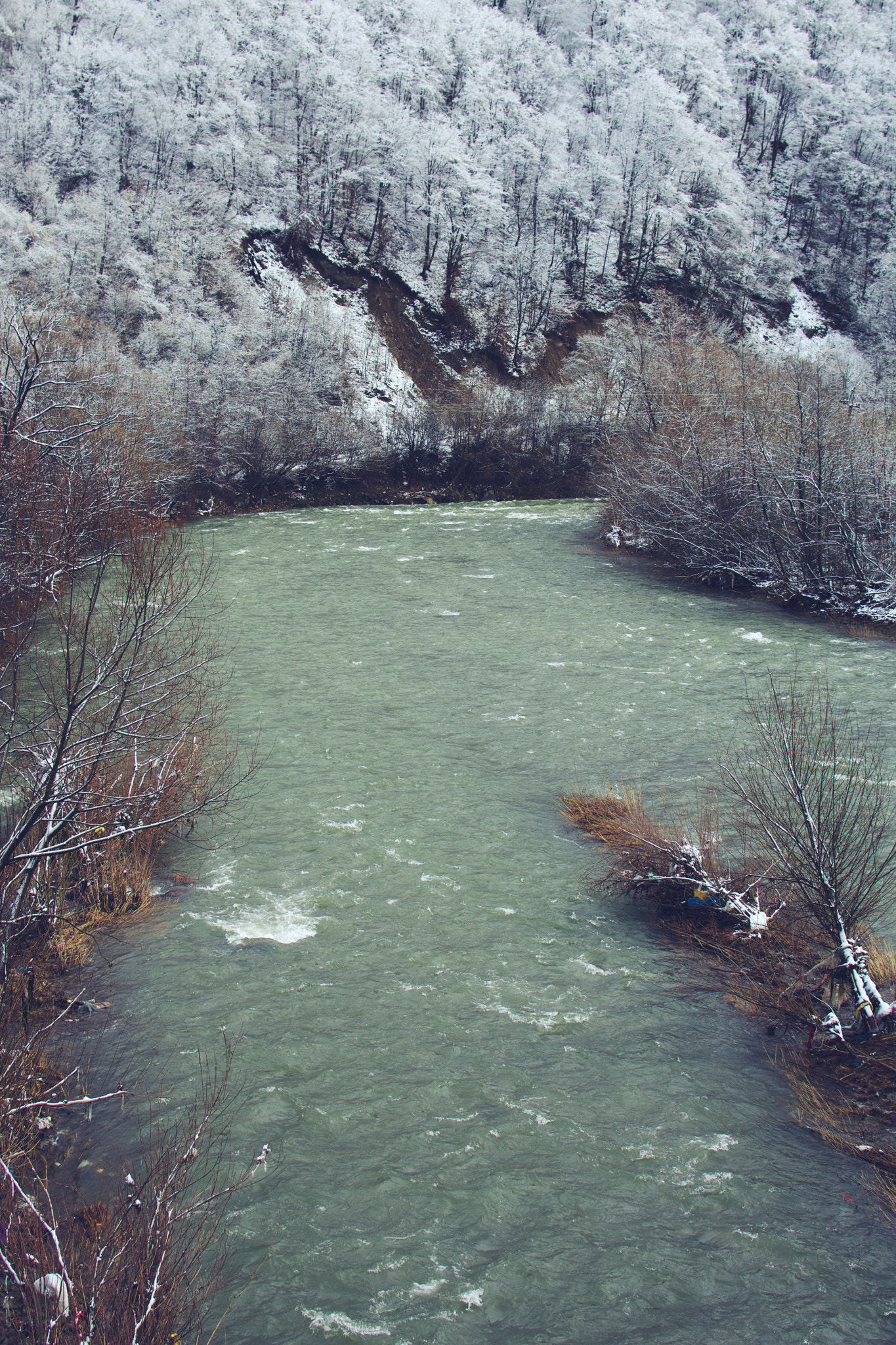 Nikon AF-S DX Nikkor 35mm F1.8G sample photo. Fast, cold river photography