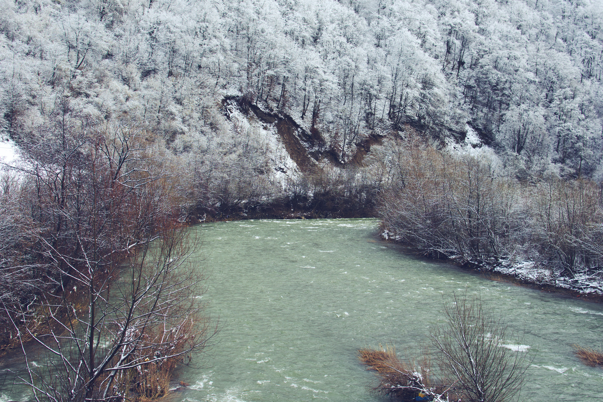 Nikon AF-S DX Nikkor 35mm F1.8G sample photo. Fast, cold river photography