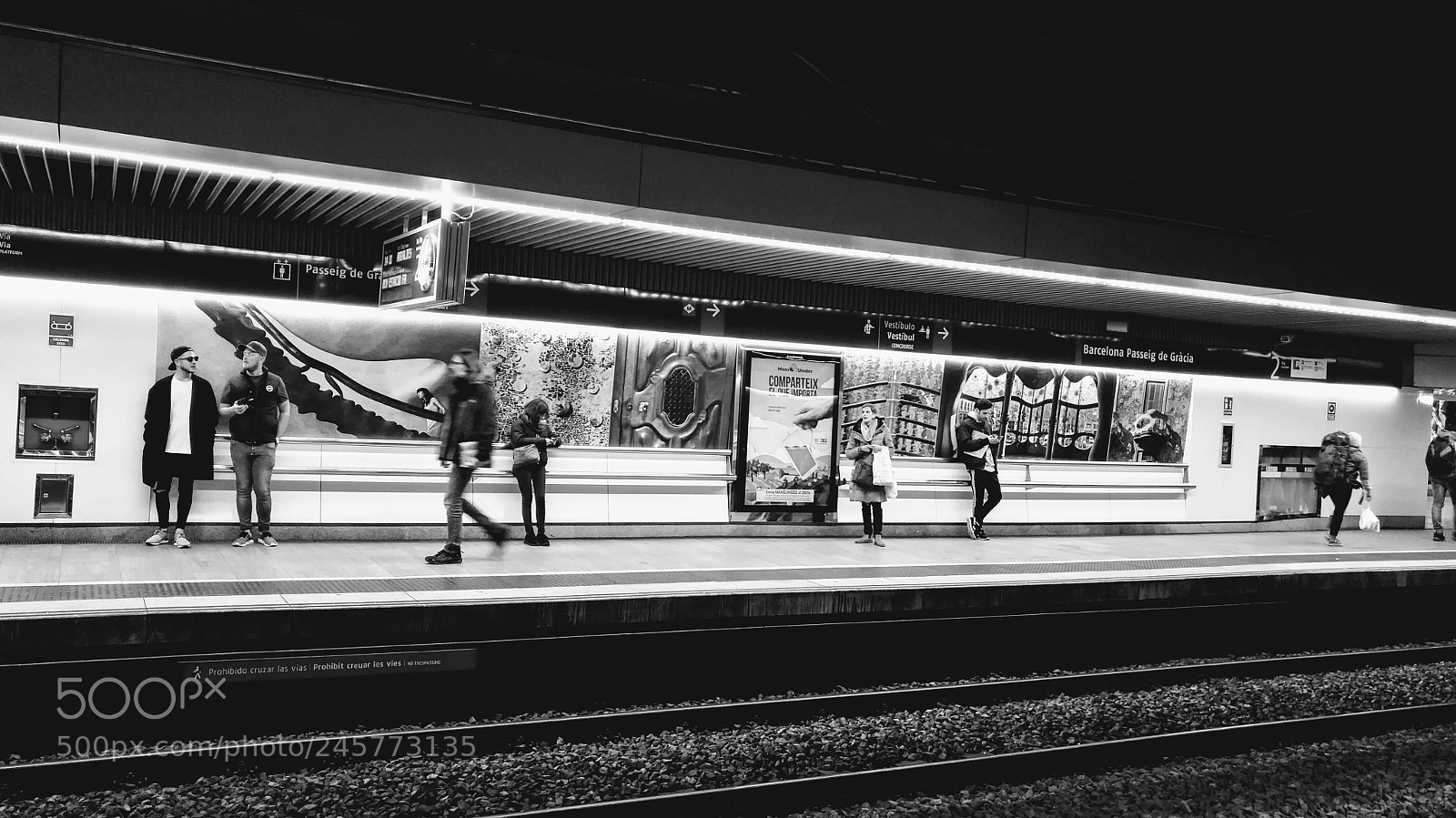 HUAWEI nova plus sample photo. M.g. barcelona subway photography