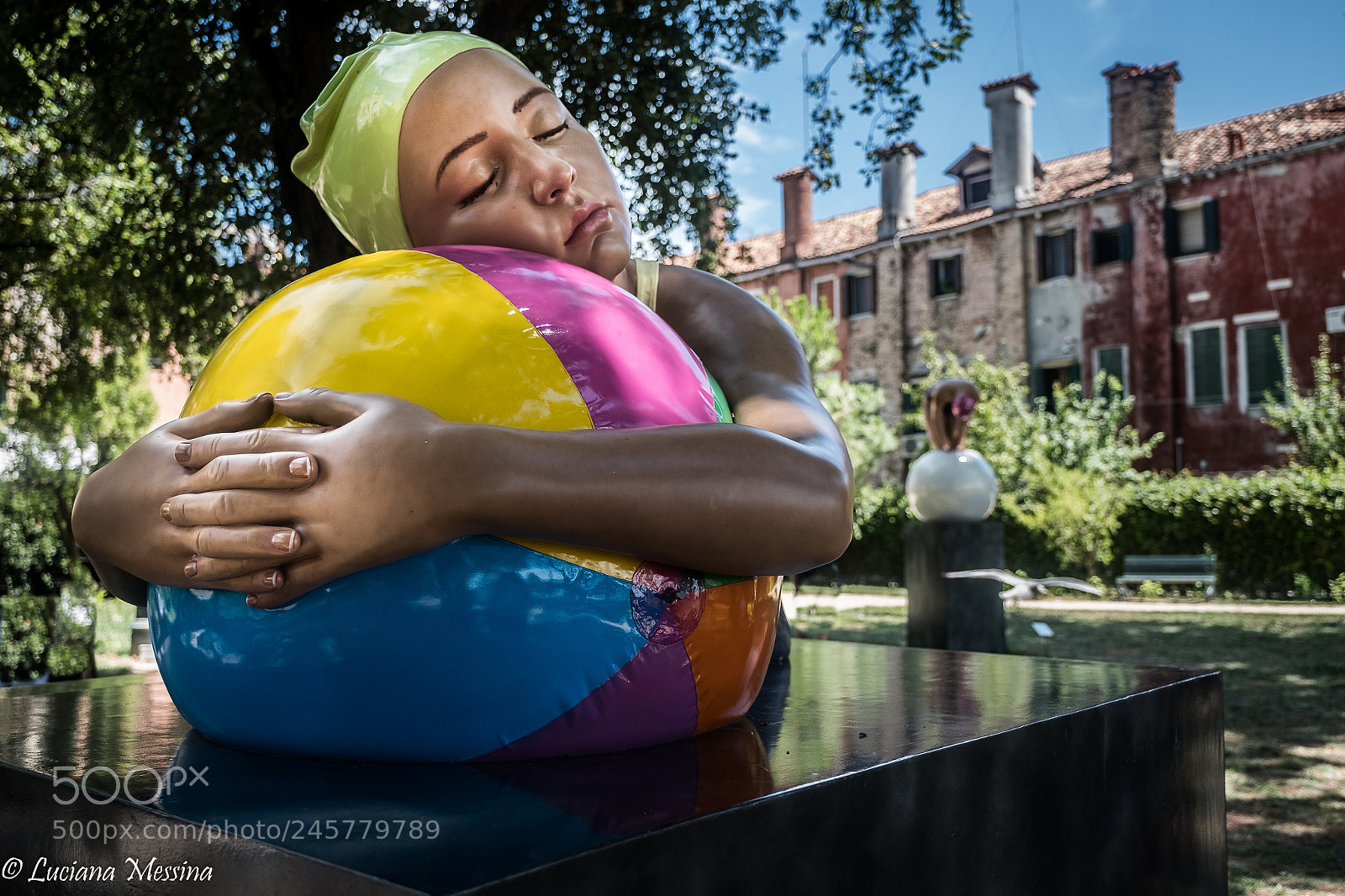 Fujifilm X-T2 sample photo. Swiming sculpure in venice photography