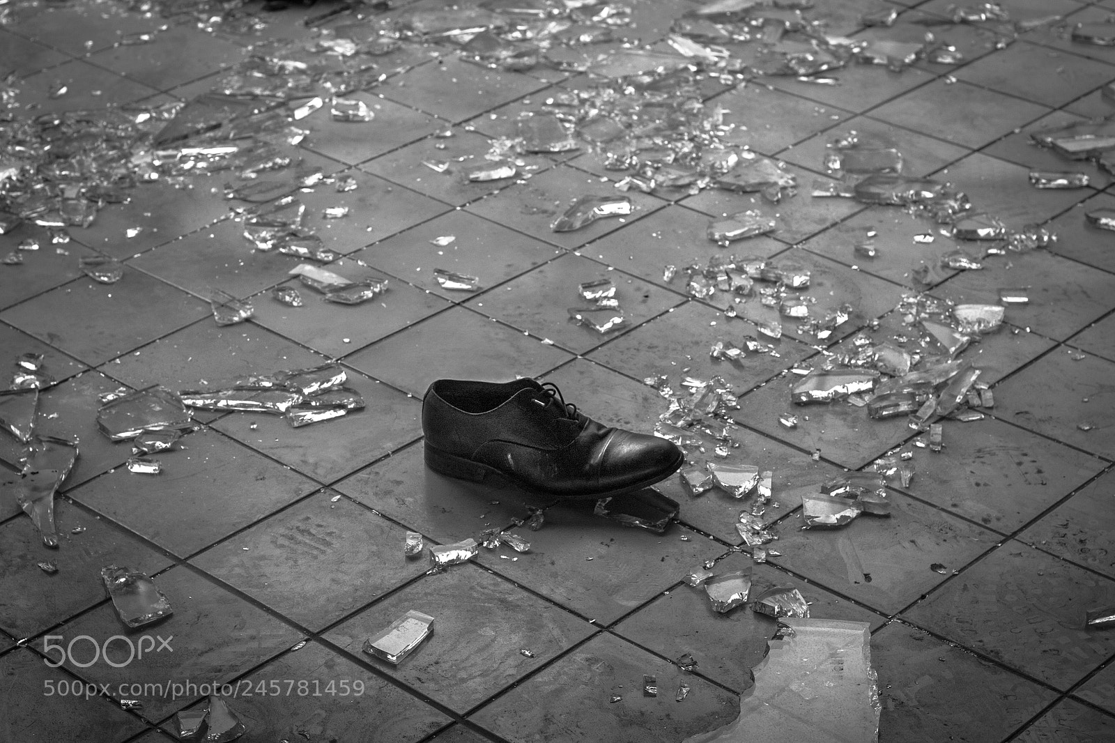 Canon EOS 450D (EOS Rebel XSi / EOS Kiss X2) sample photo. Shoe and glass photography