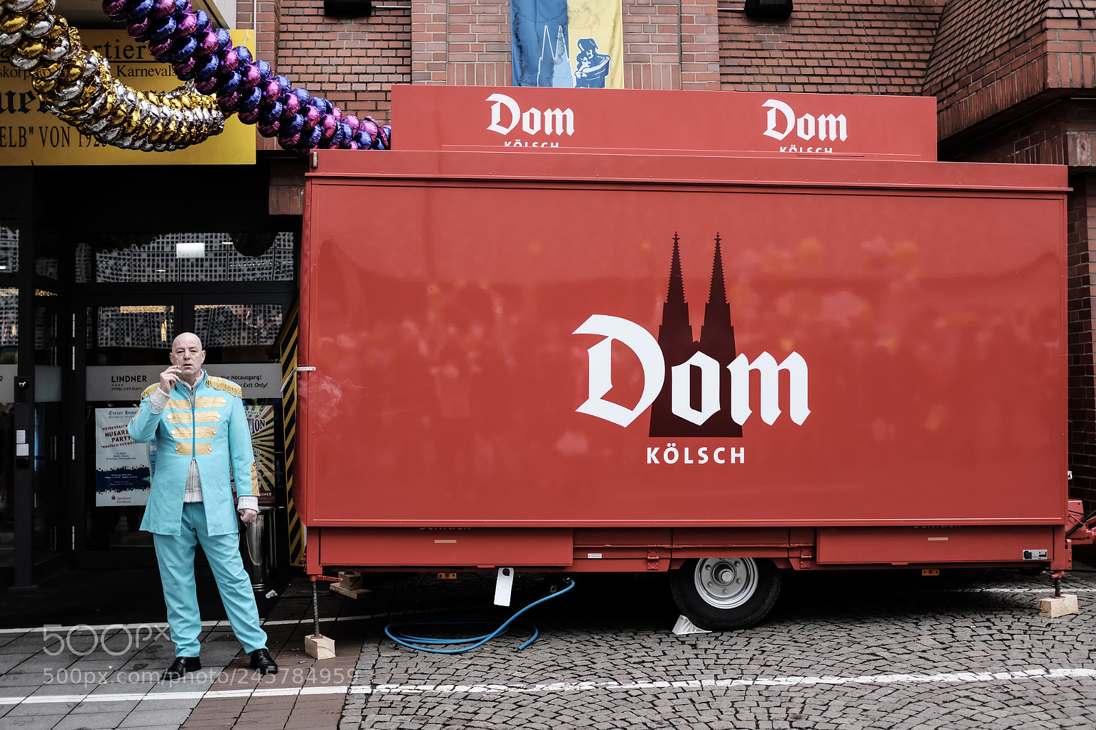Fujifilm X100F sample photo. Cigarette break from carnival photography