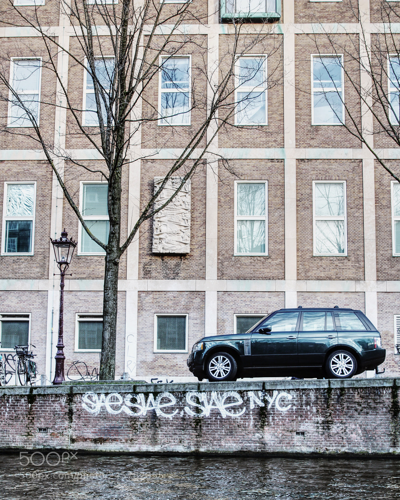 Canon EOS 750D (EOS Rebel T6i / EOS Kiss X8i) sample photo. Range rover parked at photography