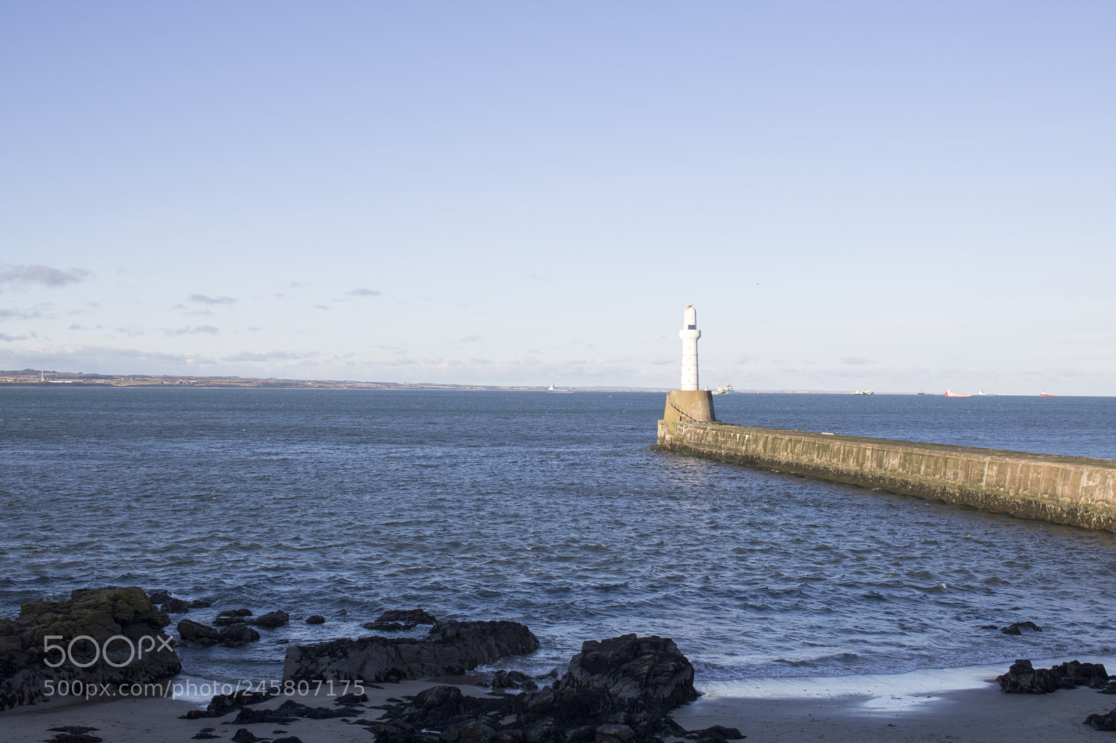 Canon EOS 750D (EOS Rebel T6i / EOS Kiss X8i) sample photo. Aberdeen lighthouse in front photography