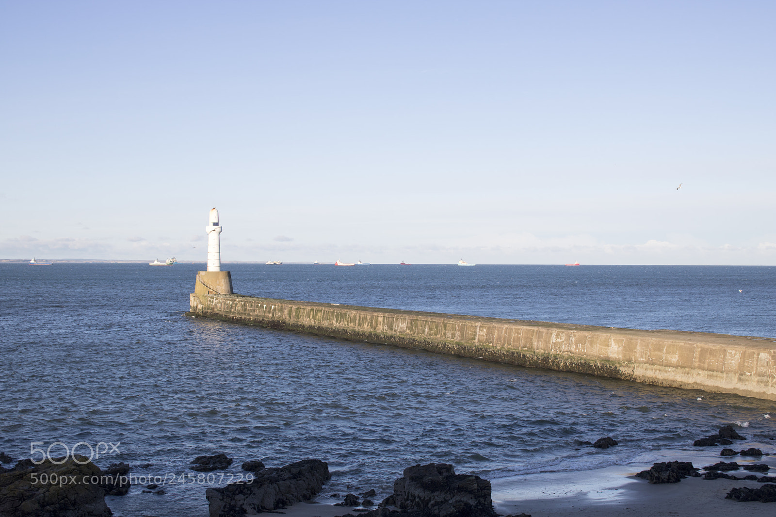 Canon EOS 750D (EOS Rebel T6i / EOS Kiss X8i) sample photo. Aberdeen lighthouse in front photography