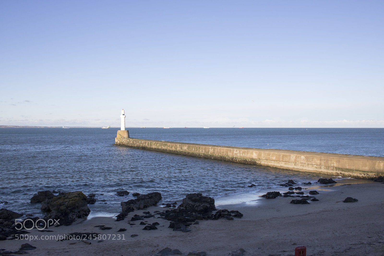 Canon EOS 750D (EOS Rebel T6i / EOS Kiss X8i) sample photo. Aberdeen lighthouse in front photography