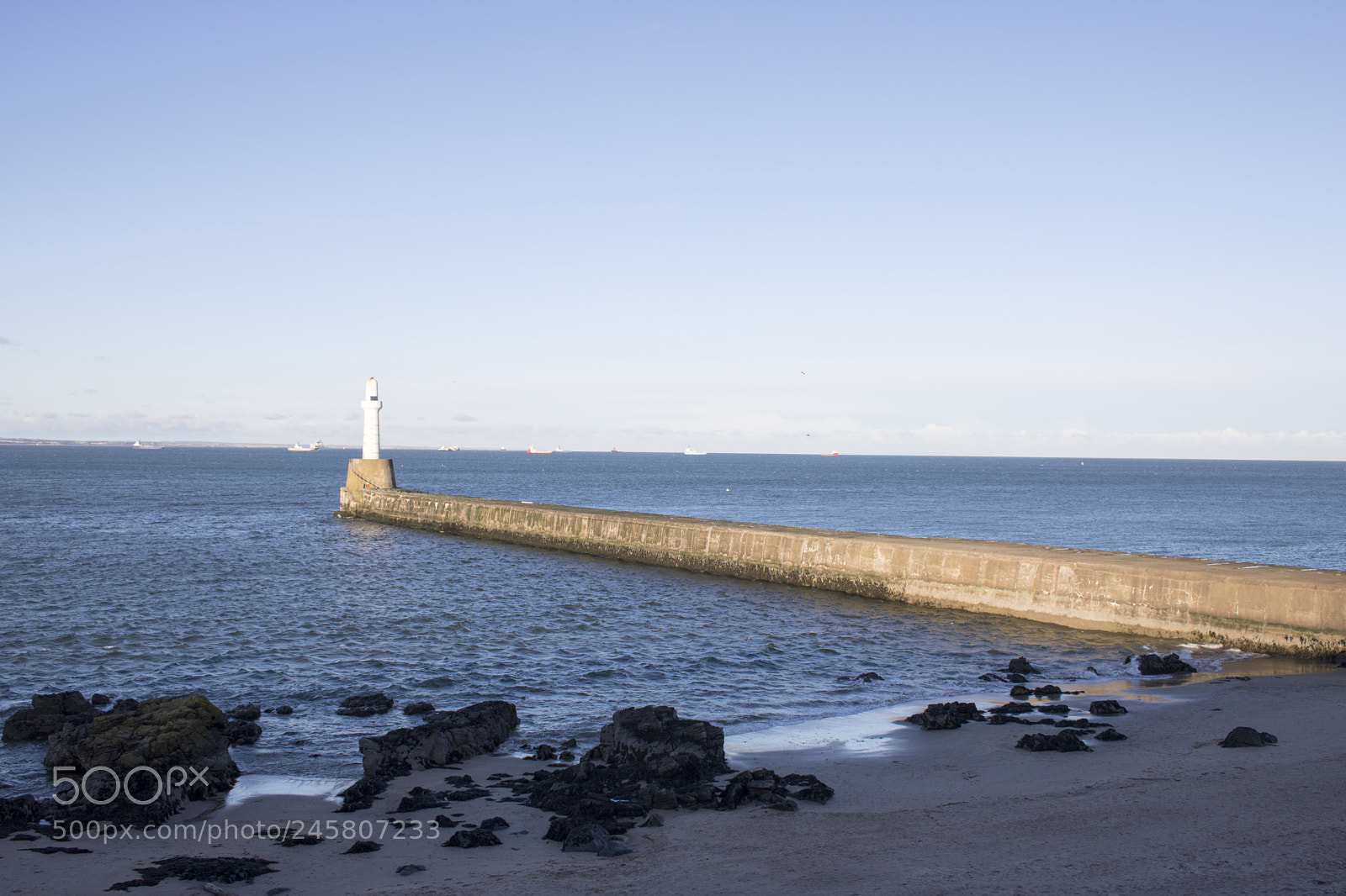 Canon EOS 750D (EOS Rebel T6i / EOS Kiss X8i) sample photo. Aberdeen lighthouse in front photography