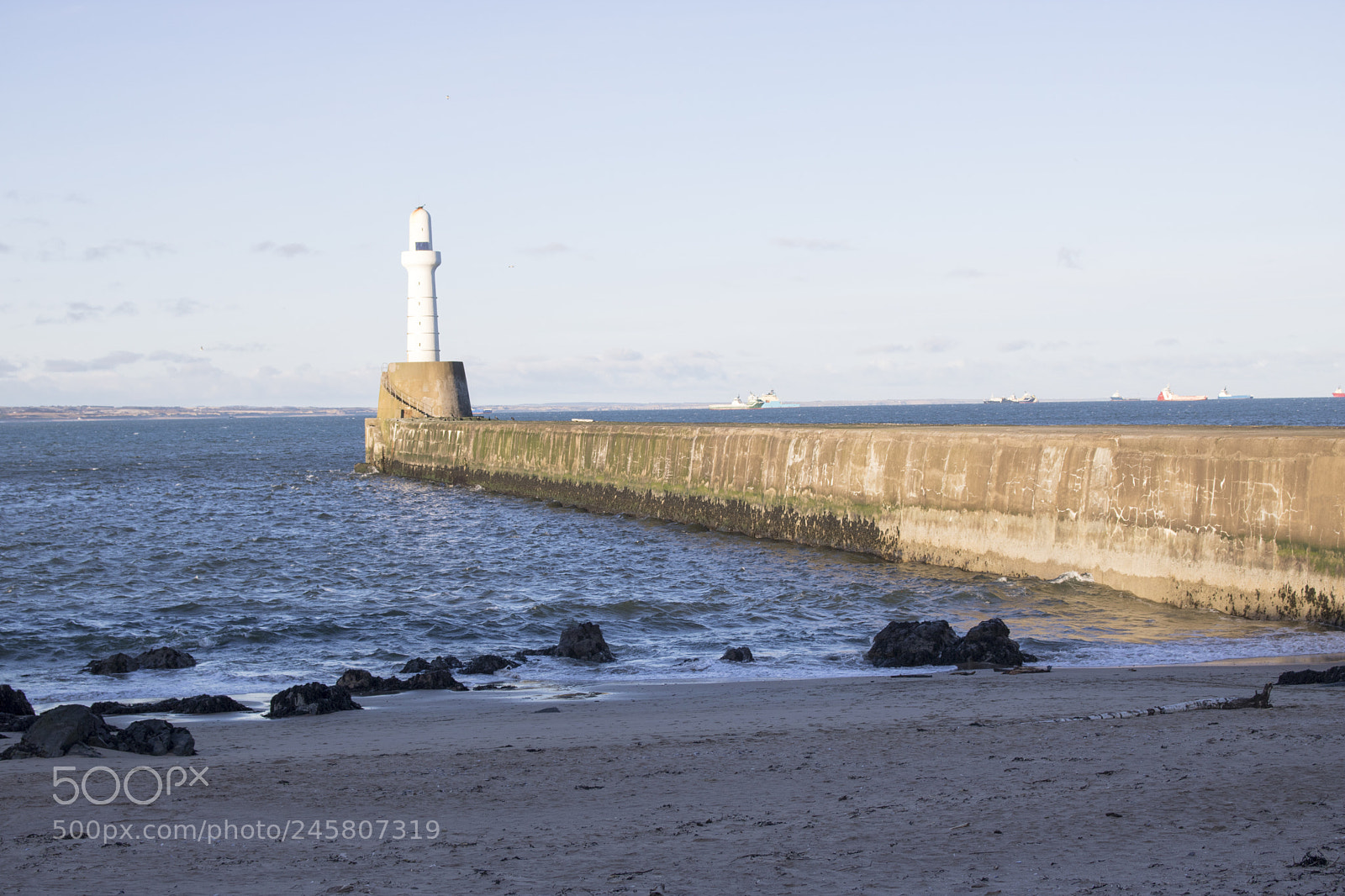 Canon EOS 750D (EOS Rebel T6i / EOS Kiss X8i) sample photo. Aberdeen lighthouse in front photography
