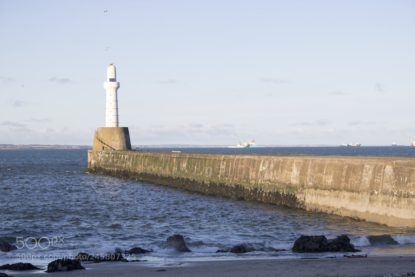 Canon EOS 750D (EOS Rebel T6i / EOS Kiss X8i) sample photo. Aberdeen lighthouse in front photography