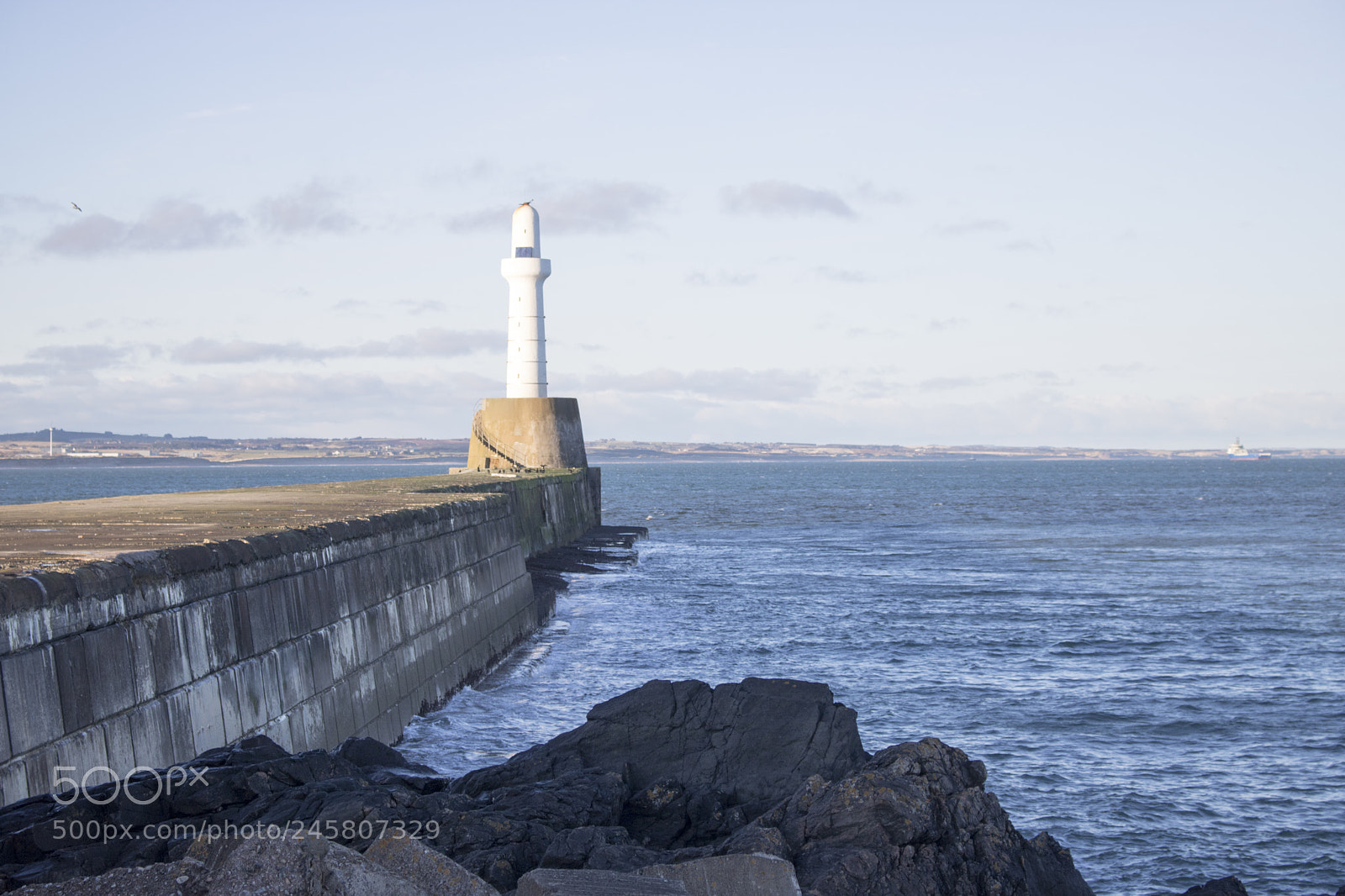 Canon EOS 750D (EOS Rebel T6i / EOS Kiss X8i) sample photo. Aberdeen lighthouse in front photography