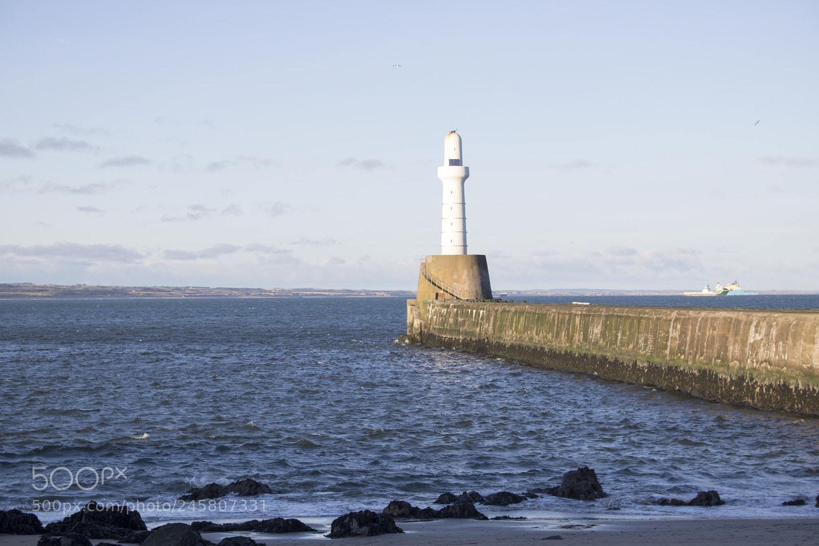 Canon EOS 750D (EOS Rebel T6i / EOS Kiss X8i) sample photo. Aberdeen lighthouse in front photography