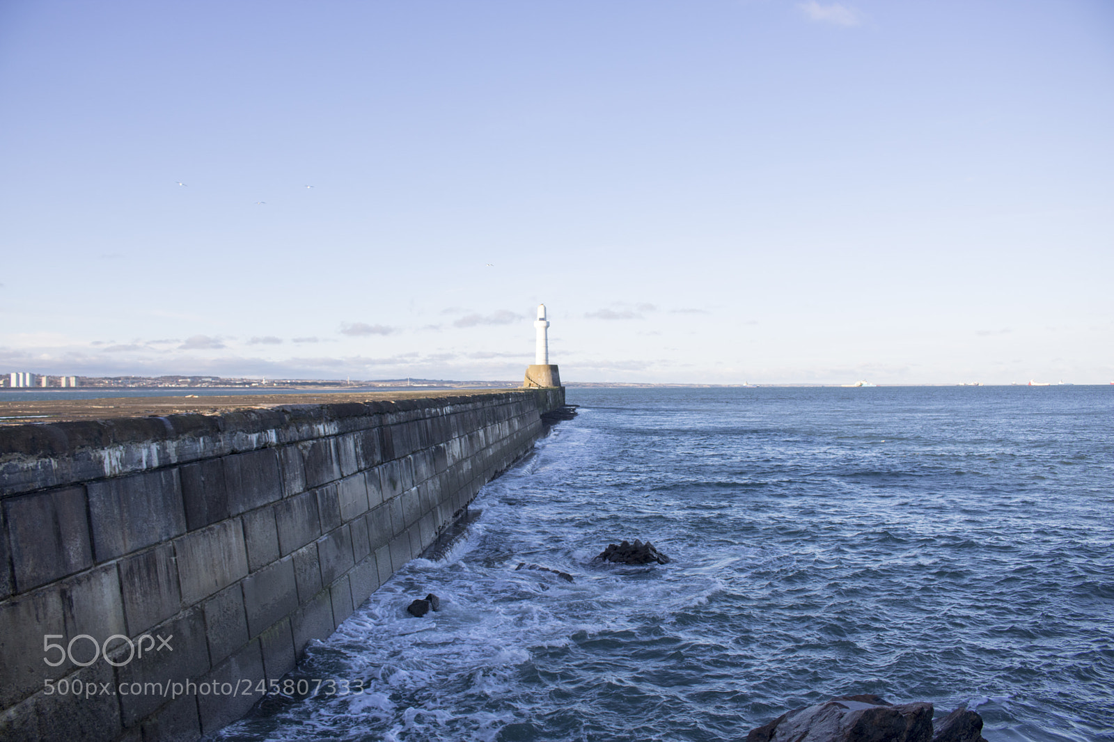 Canon EOS 750D (EOS Rebel T6i / EOS Kiss X8i) sample photo. Aberdeen lighthouse in front photography