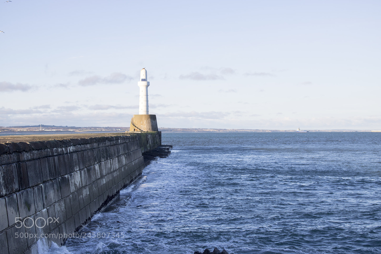 Canon EOS 750D (EOS Rebel T6i / EOS Kiss X8i) sample photo. Aberdeen lighthouse in front photography