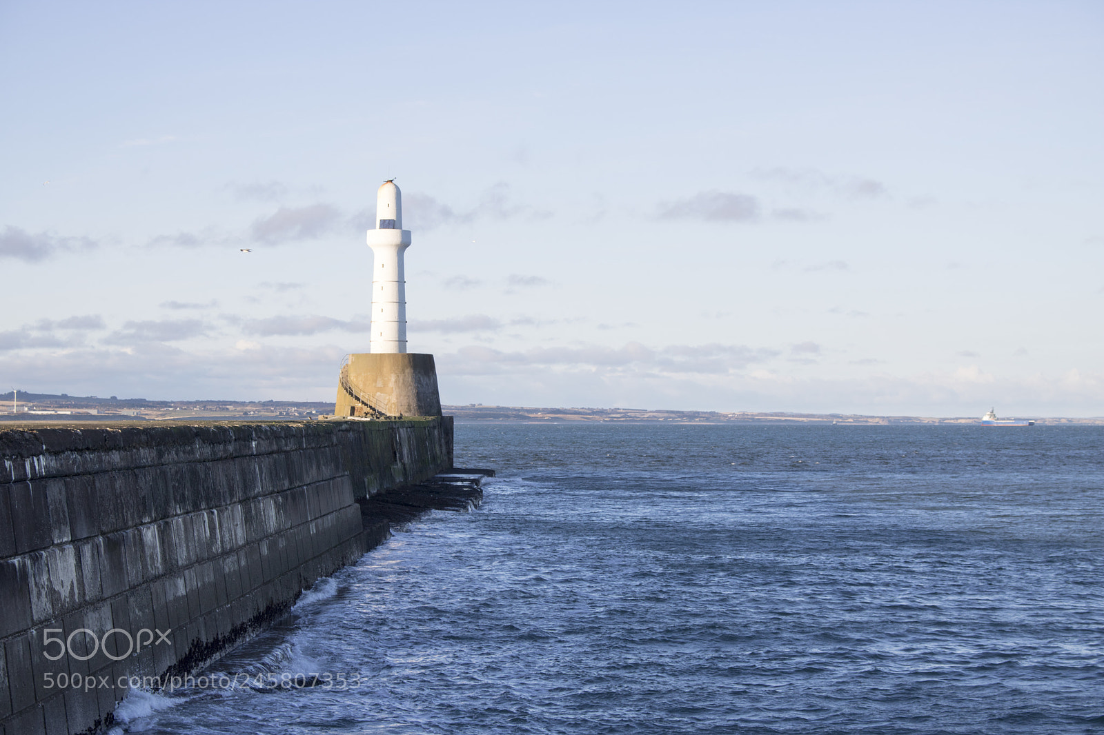 Canon EOS 750D (EOS Rebel T6i / EOS Kiss X8i) sample photo. Aberdeen lighthouse in front photography