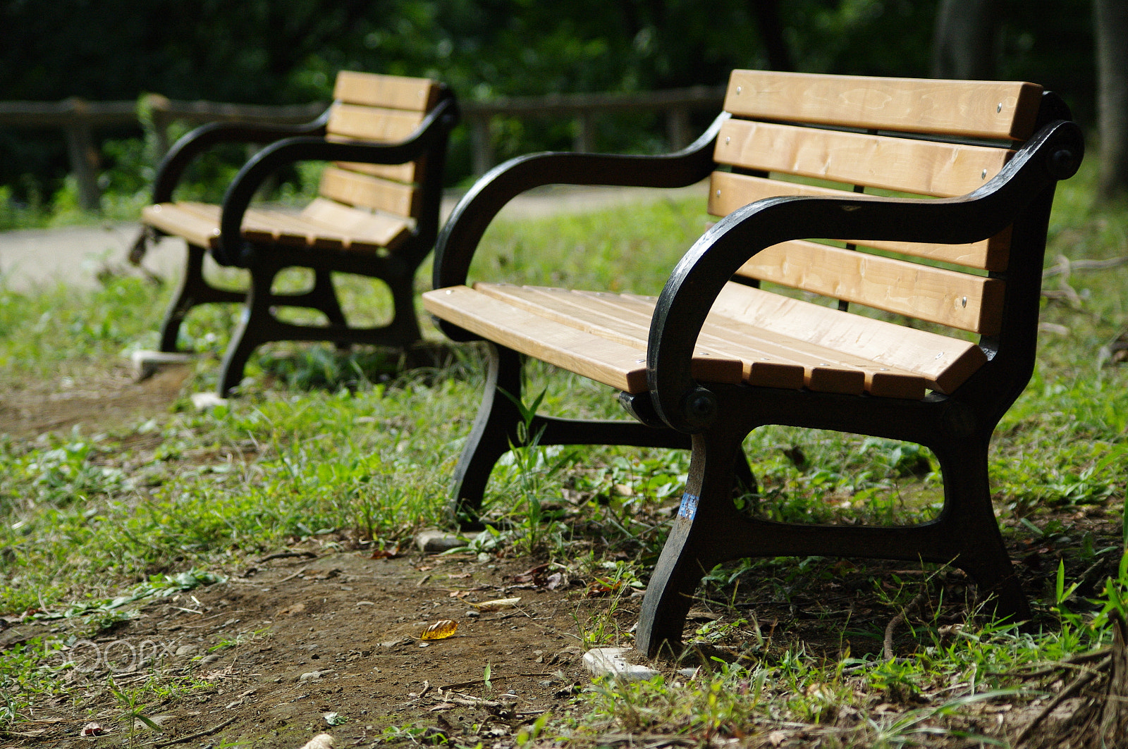 Pentax smc DA 55-300mm F4.0-5.8 ED sample photo. Bench in a park under fall sun light photography